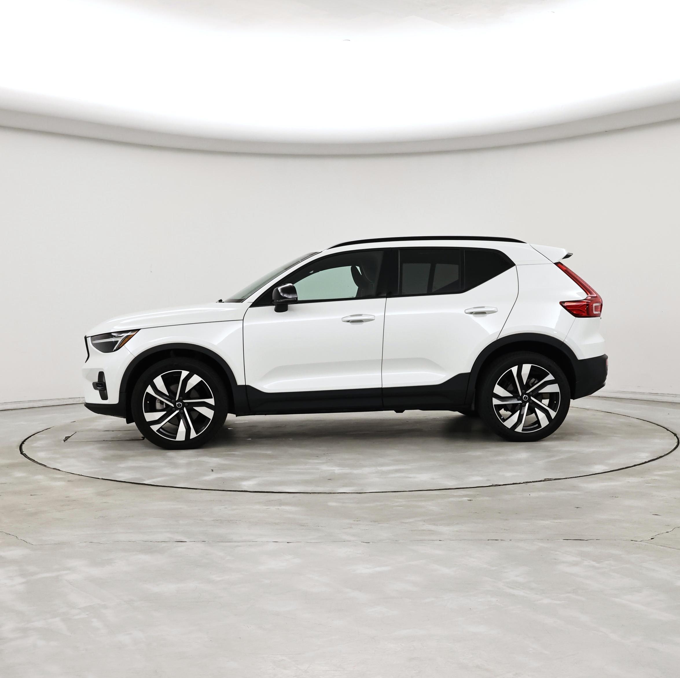 Thumbnail: 2023 Volvo XC40 - 3