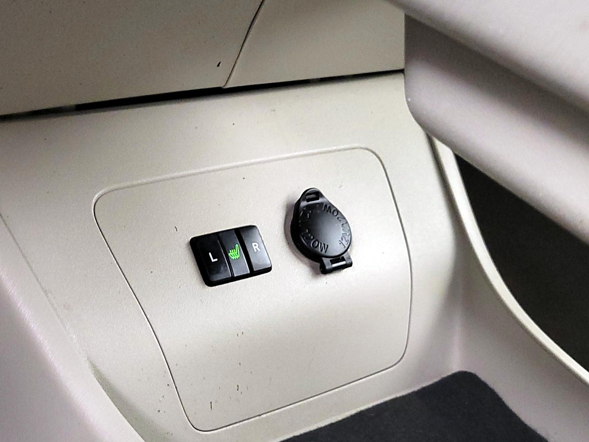 Thumbnail: 2015 Toyota Prius - 18