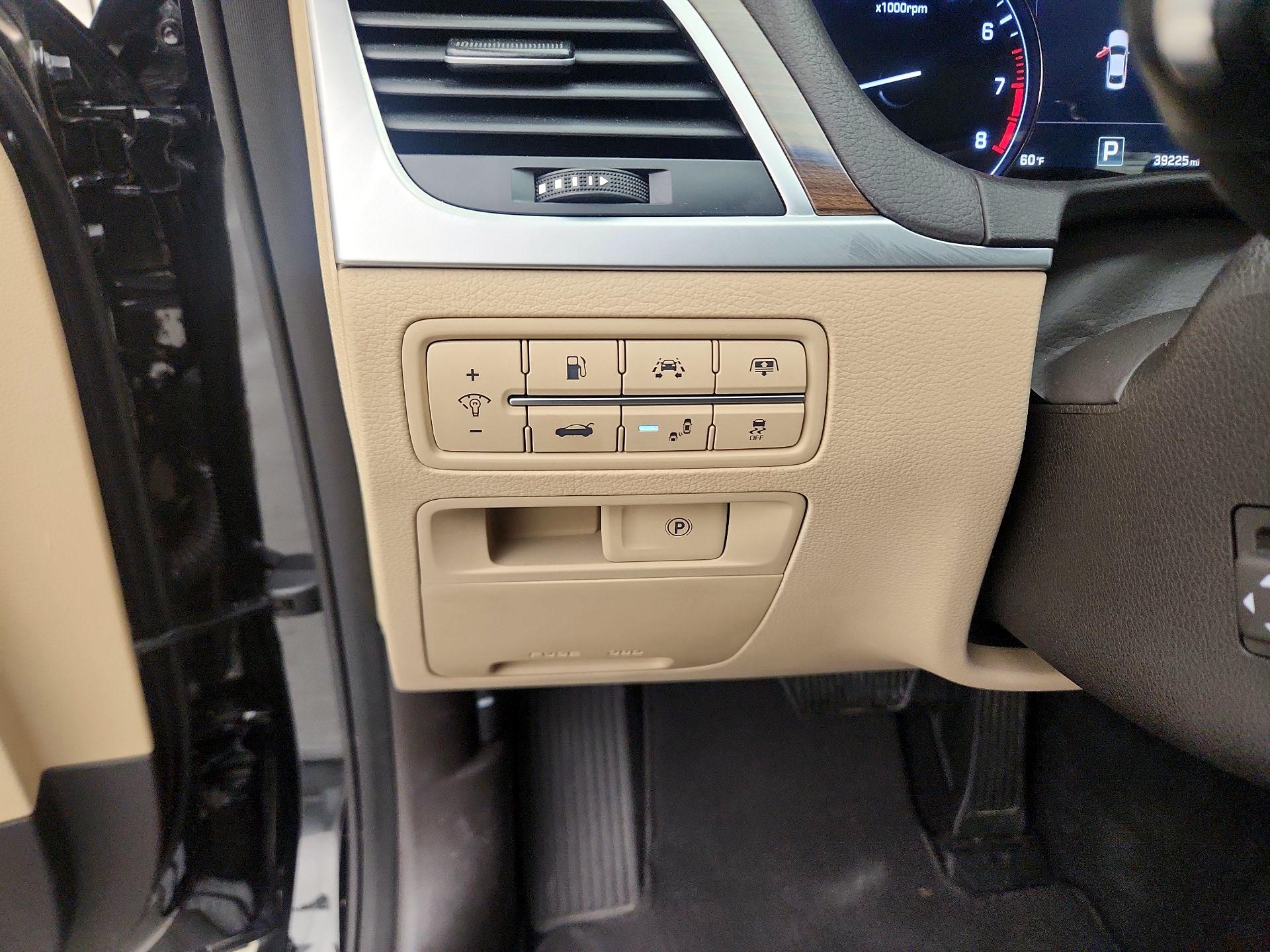 Thumbnail: 2017 Genesis G80 - 13