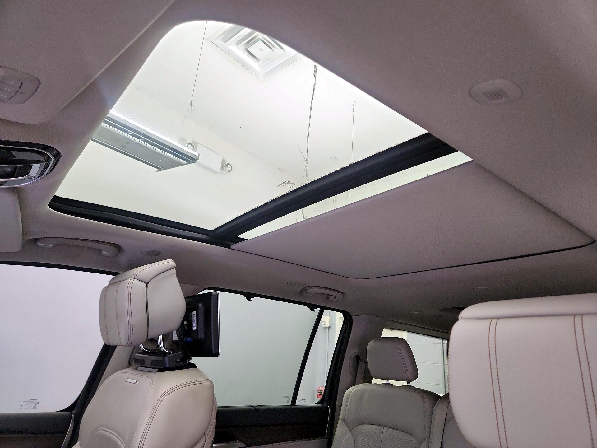 Thumbnail: 2022 Jeep Grand Wagoneer - 19