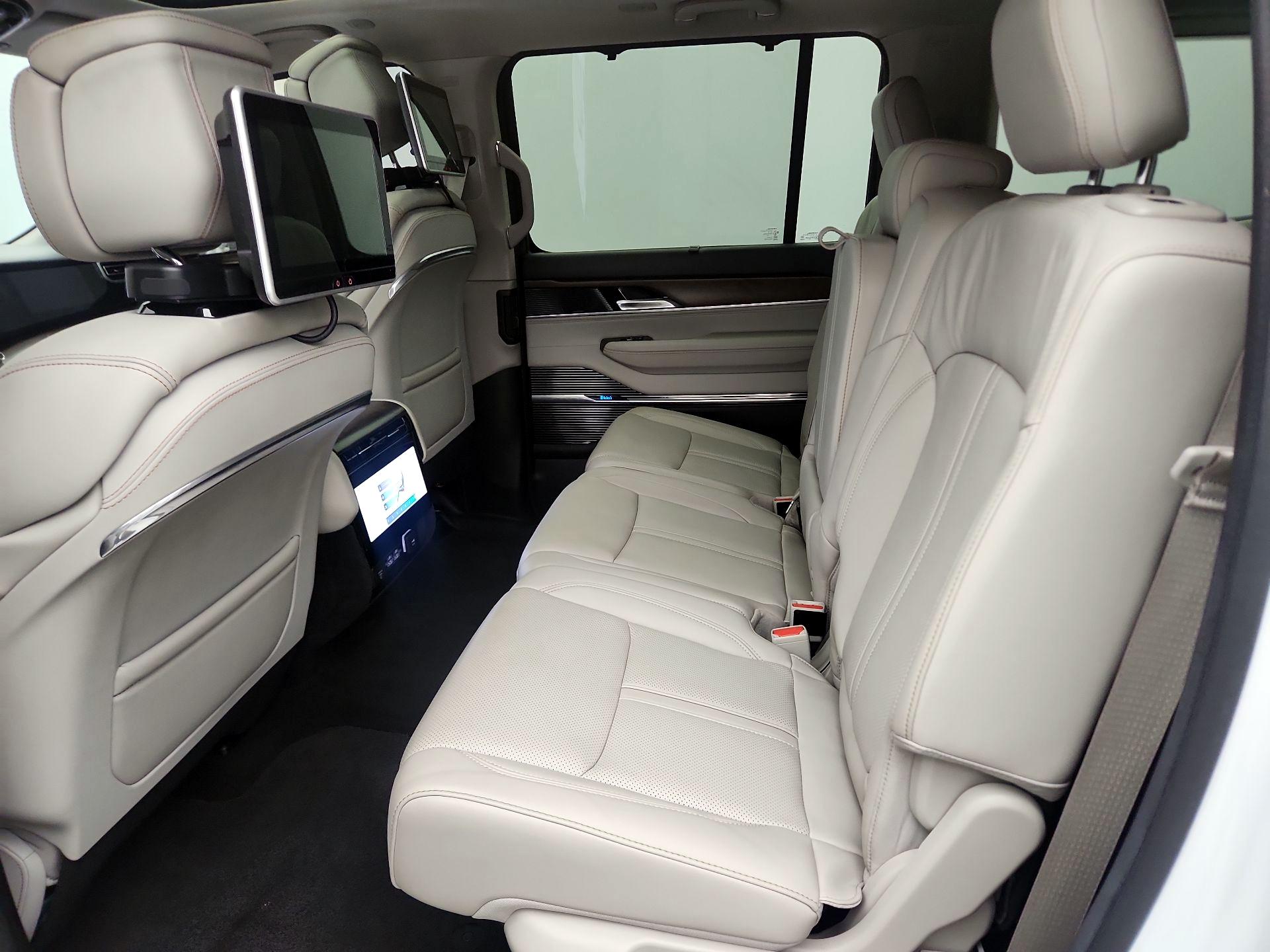 Thumbnail: 2022 Jeep Grand Wagoneer - 20