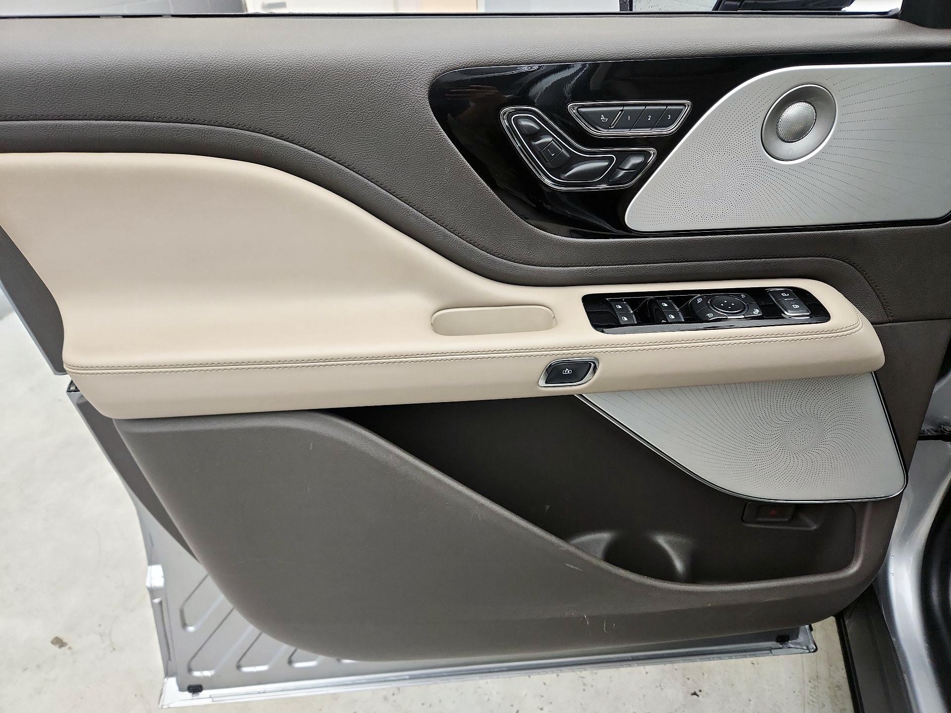 Thumbnail: 2022 Lincoln Aviator - 12