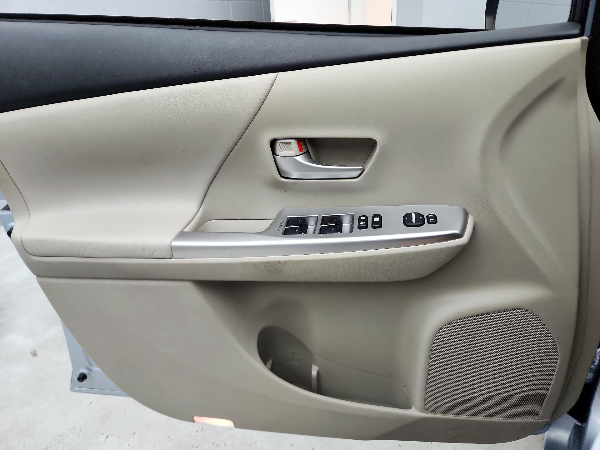 Thumbnail: 2014 Toyota Prius v - 12