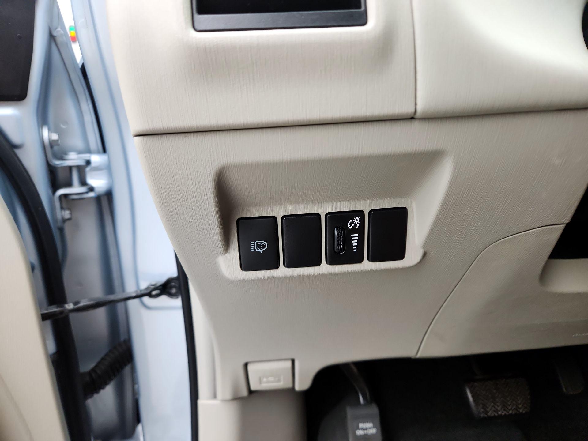 Thumbnail: 2014 Toyota Prius v - 13