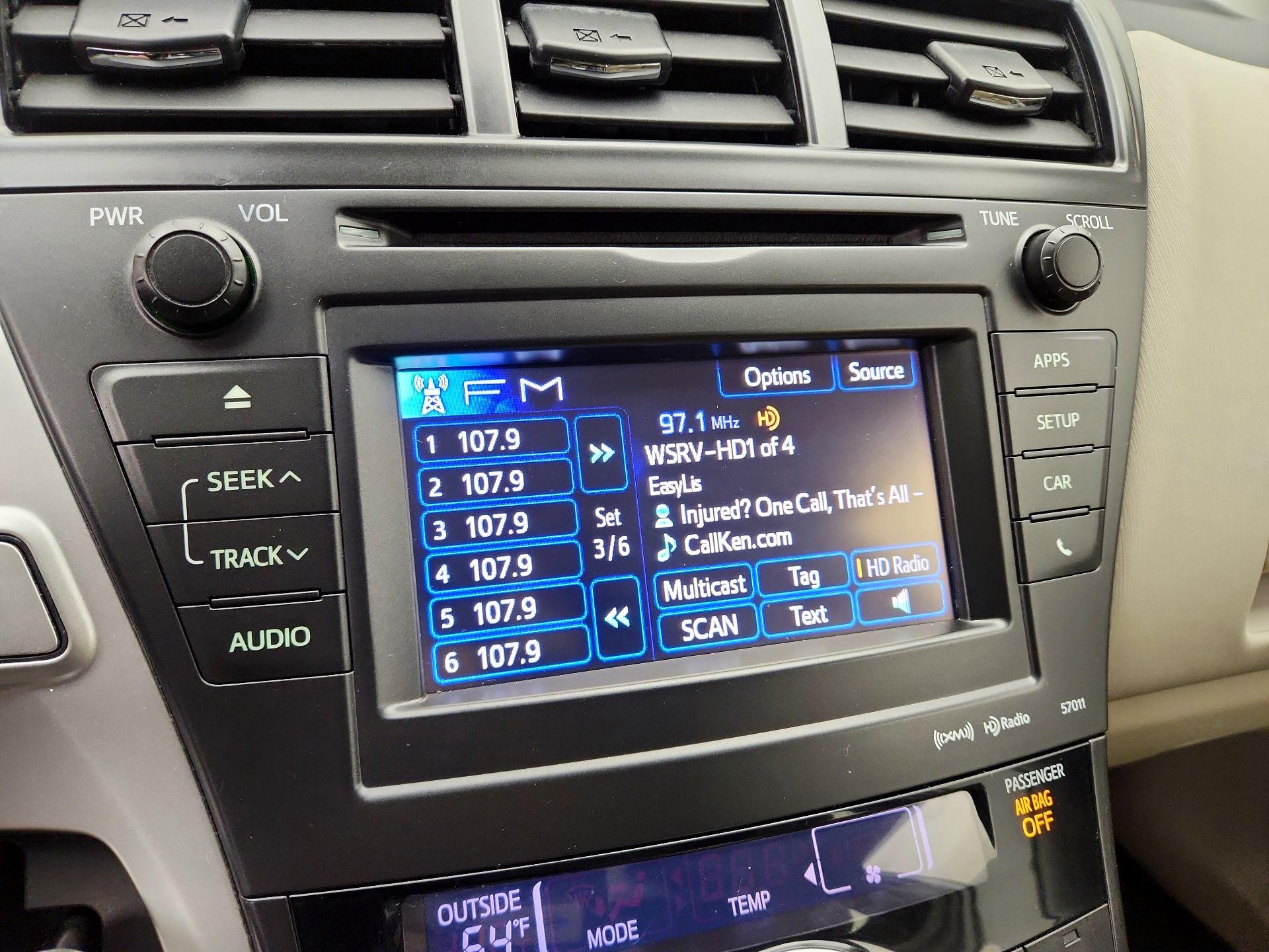 Thumbnail: 2014 Toyota Prius v - 15