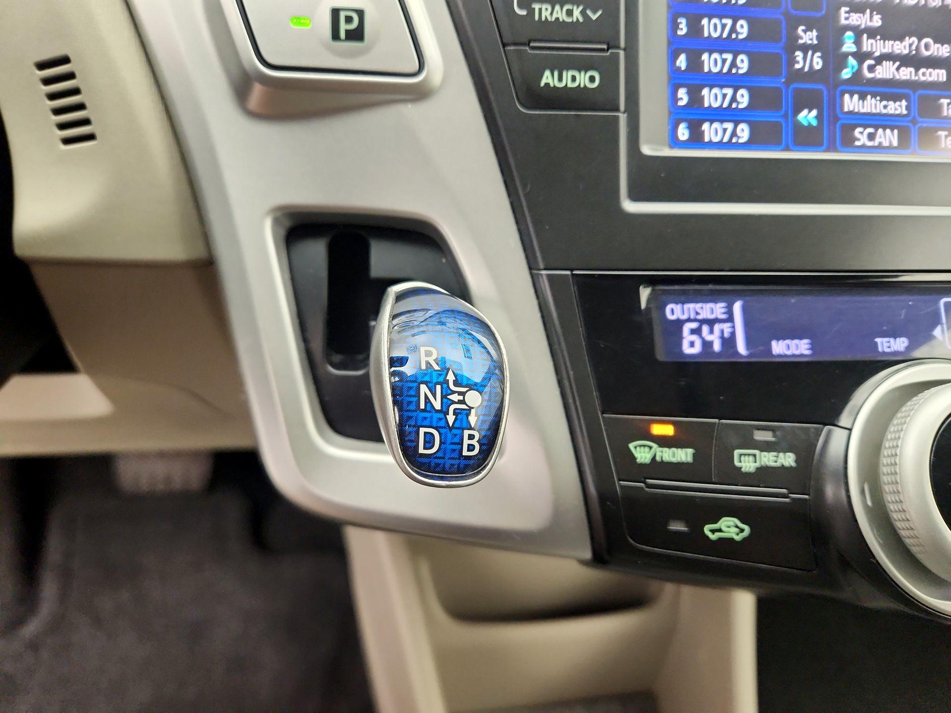 Thumbnail: 2014 Toyota Prius v - 17