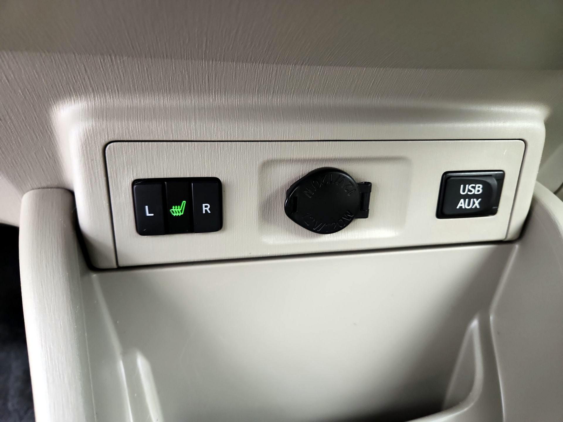 Thumbnail: 2014 Toyota Prius v - 18