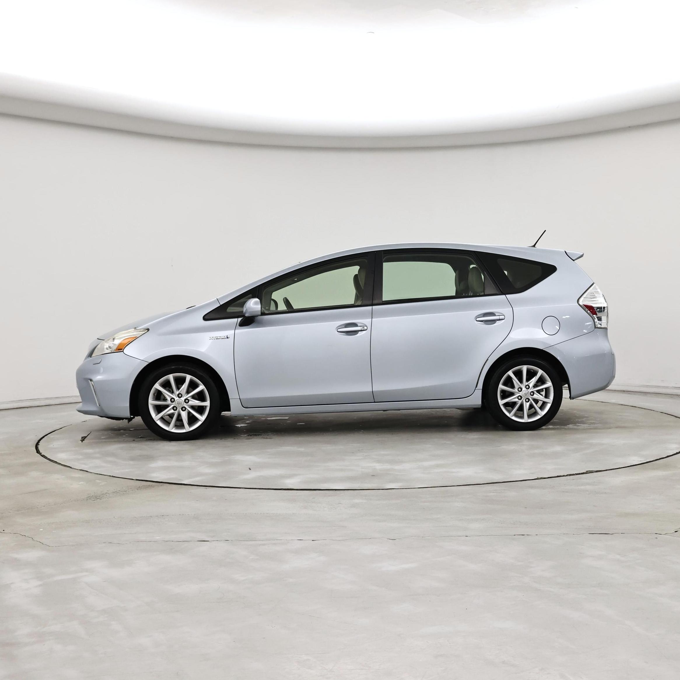 Thumbnail: 2014 Toyota Prius v - 3