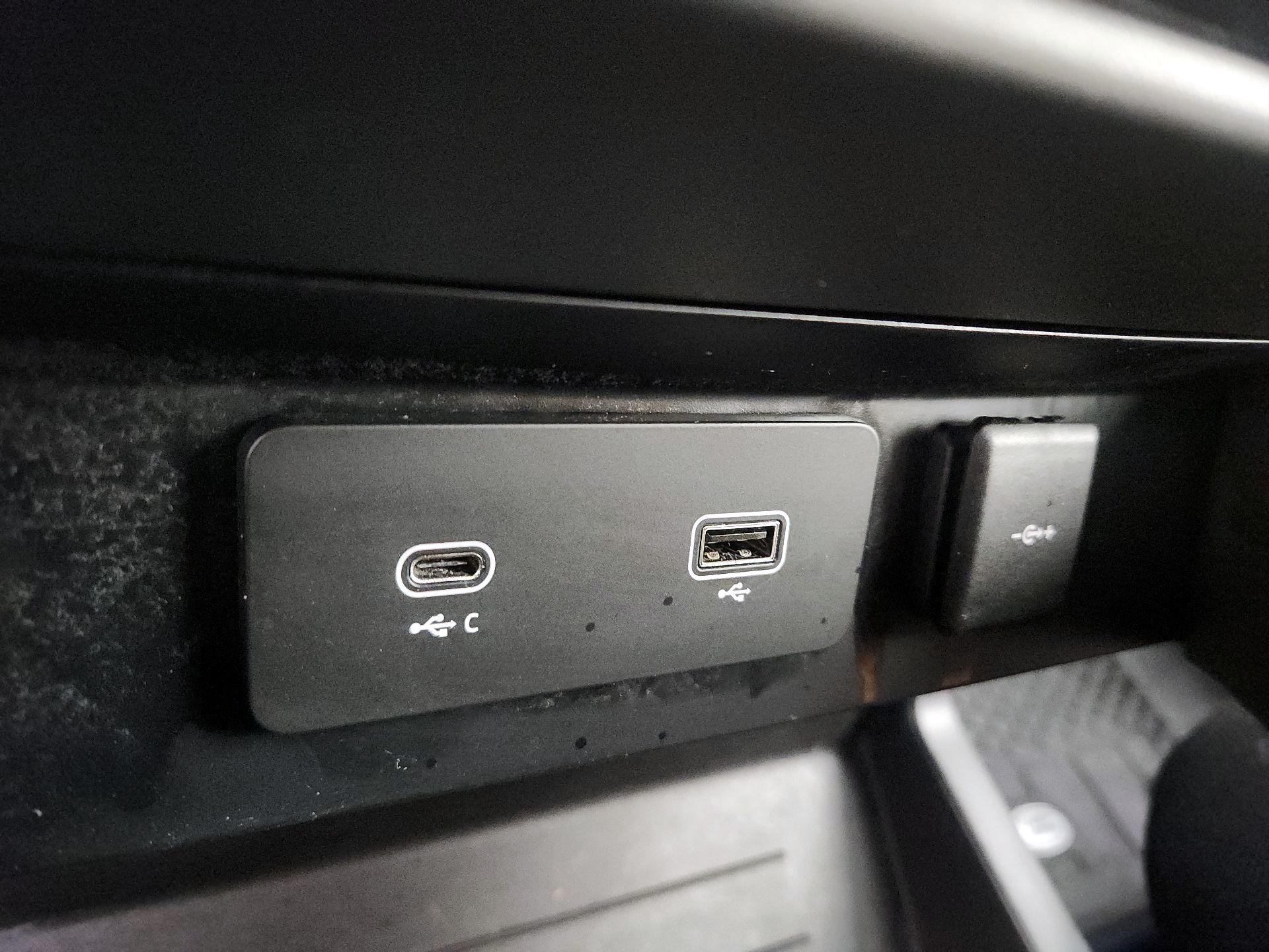 Thumbnail: 2023 Land Rover Defender - 18