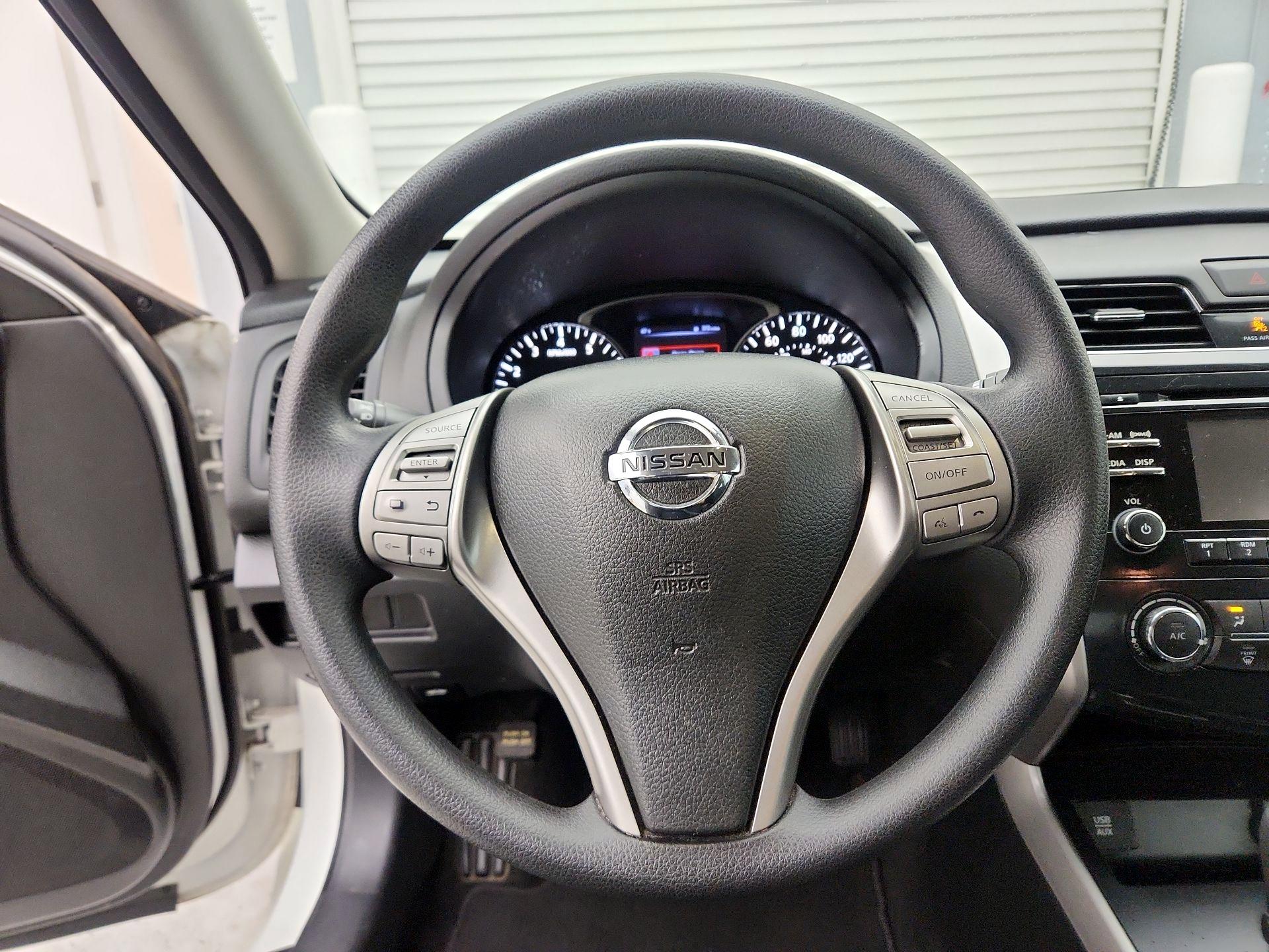 Thumbnail: 2015 Nissan Altima - 10