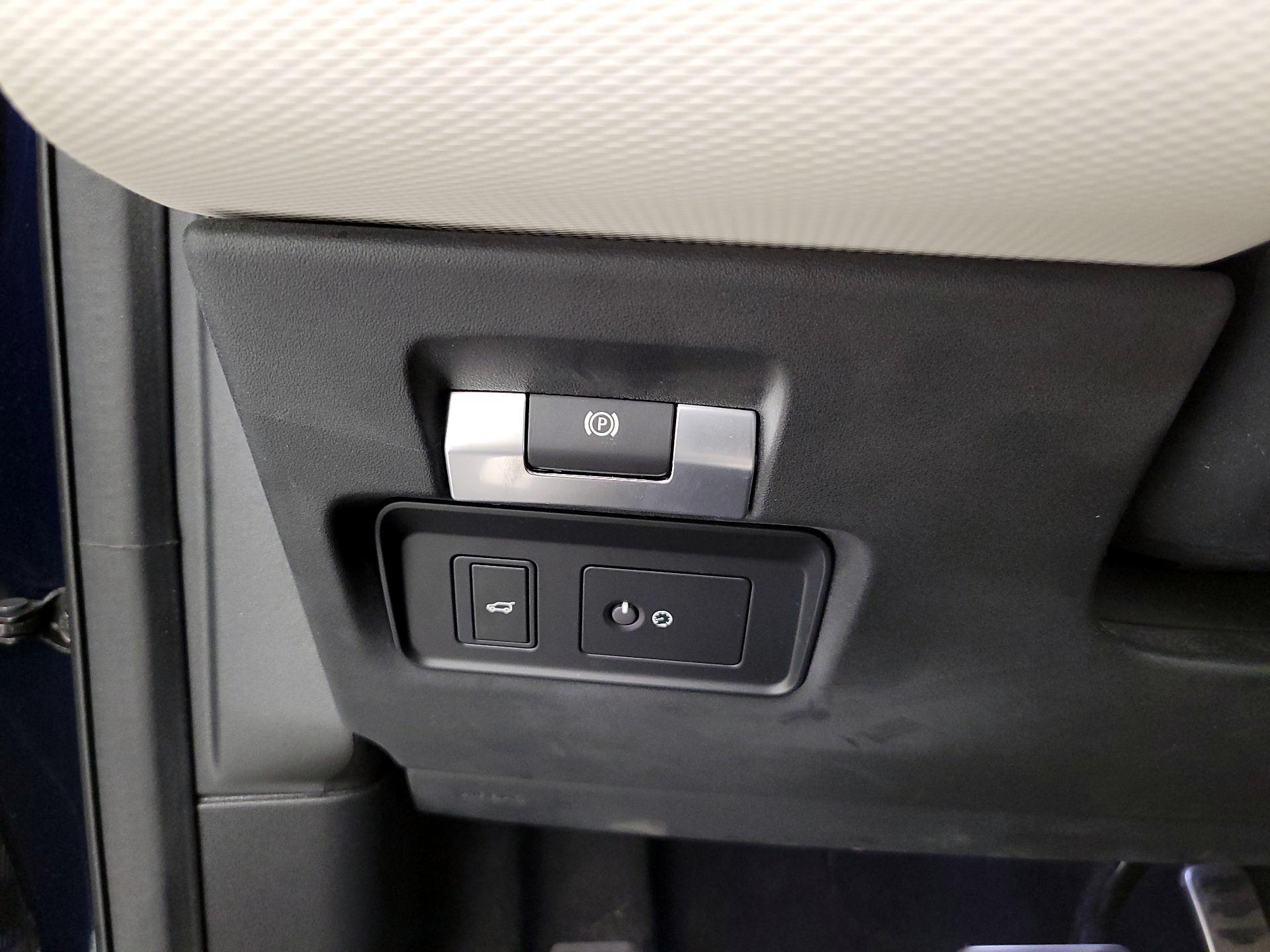 Thumbnail: 2021 Land Rover Discovery Sport - 13