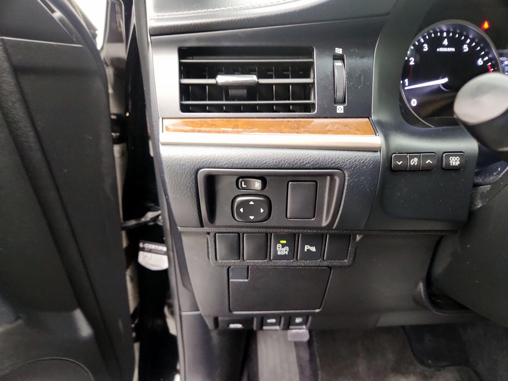 Thumbnail: 2015 Lexus ES - 13