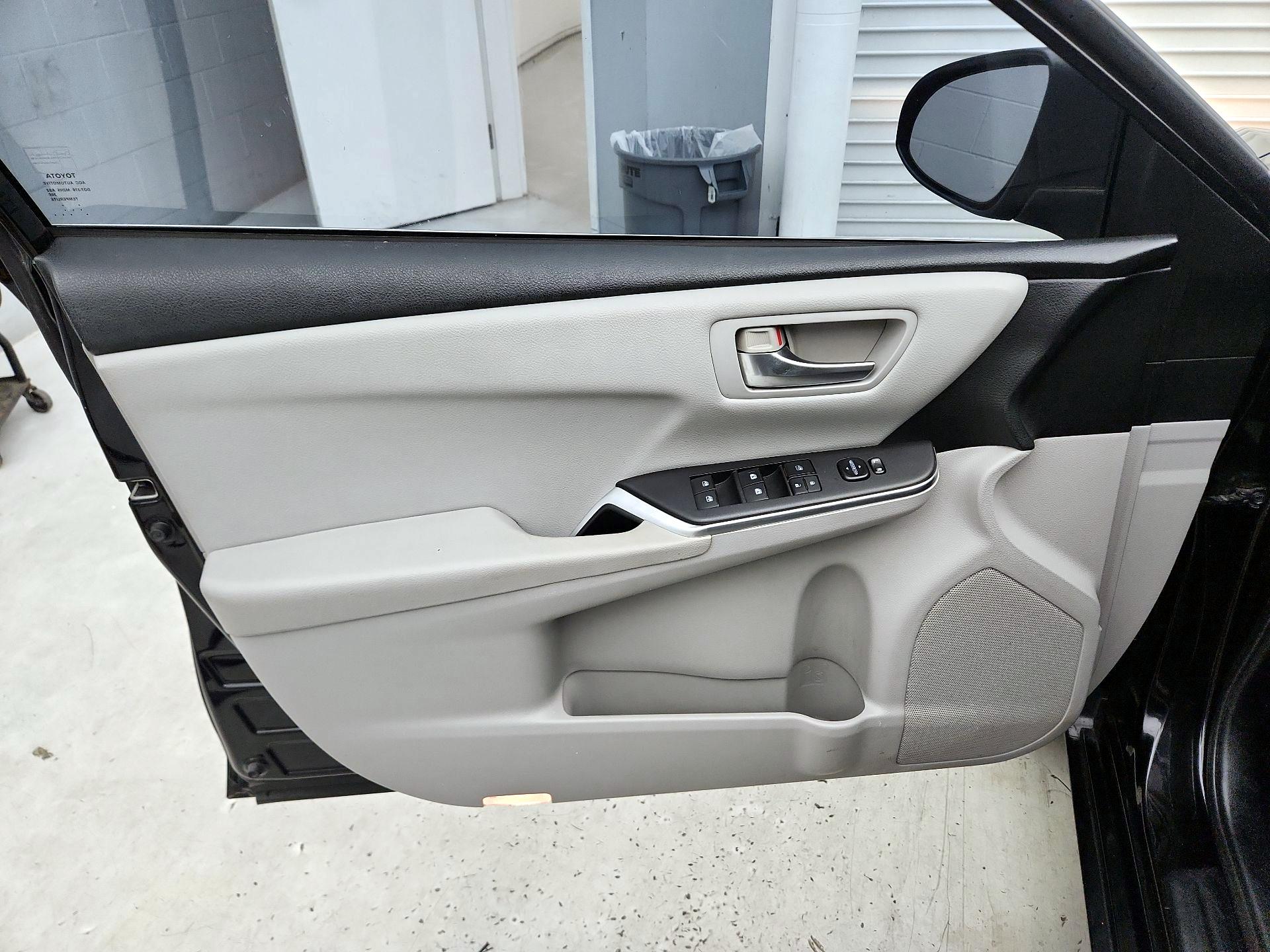 Thumbnail: 2016 Toyota Camry - 12