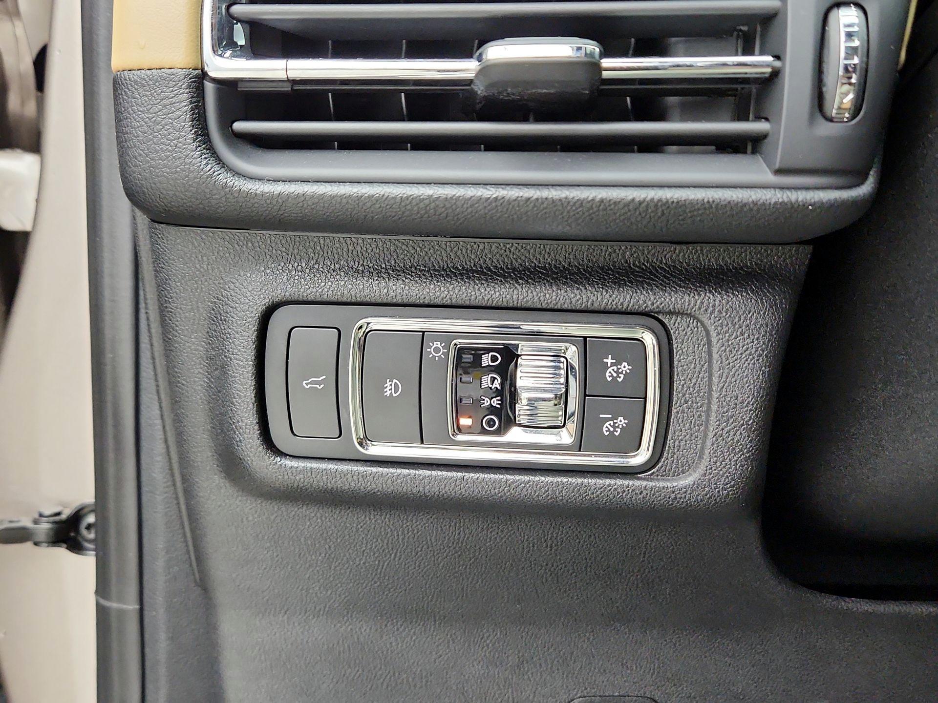 Thumbnail: 2020 Lincoln Corsair - 13