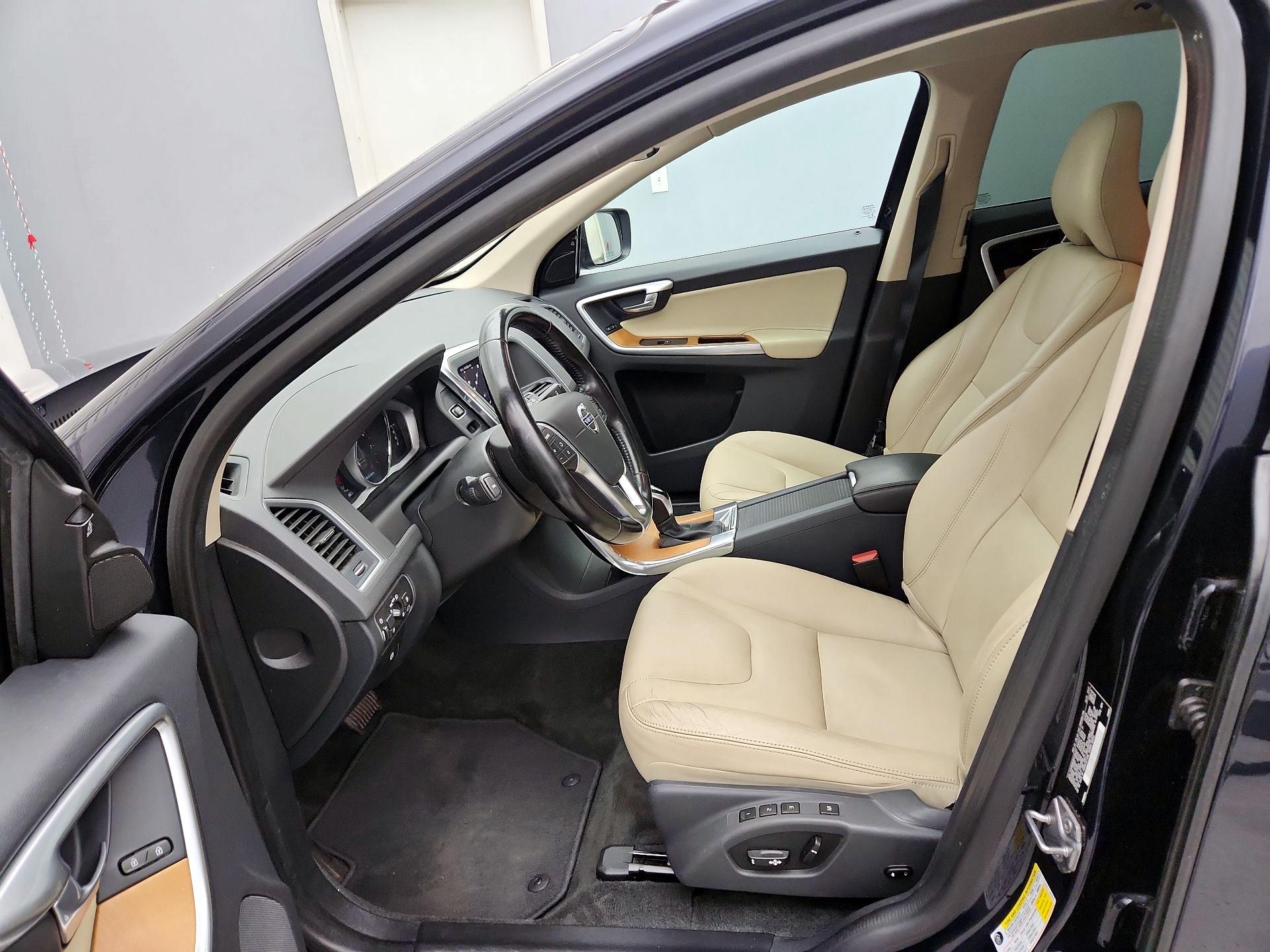 Thumbnail: 2017 Volvo XC60 - 11