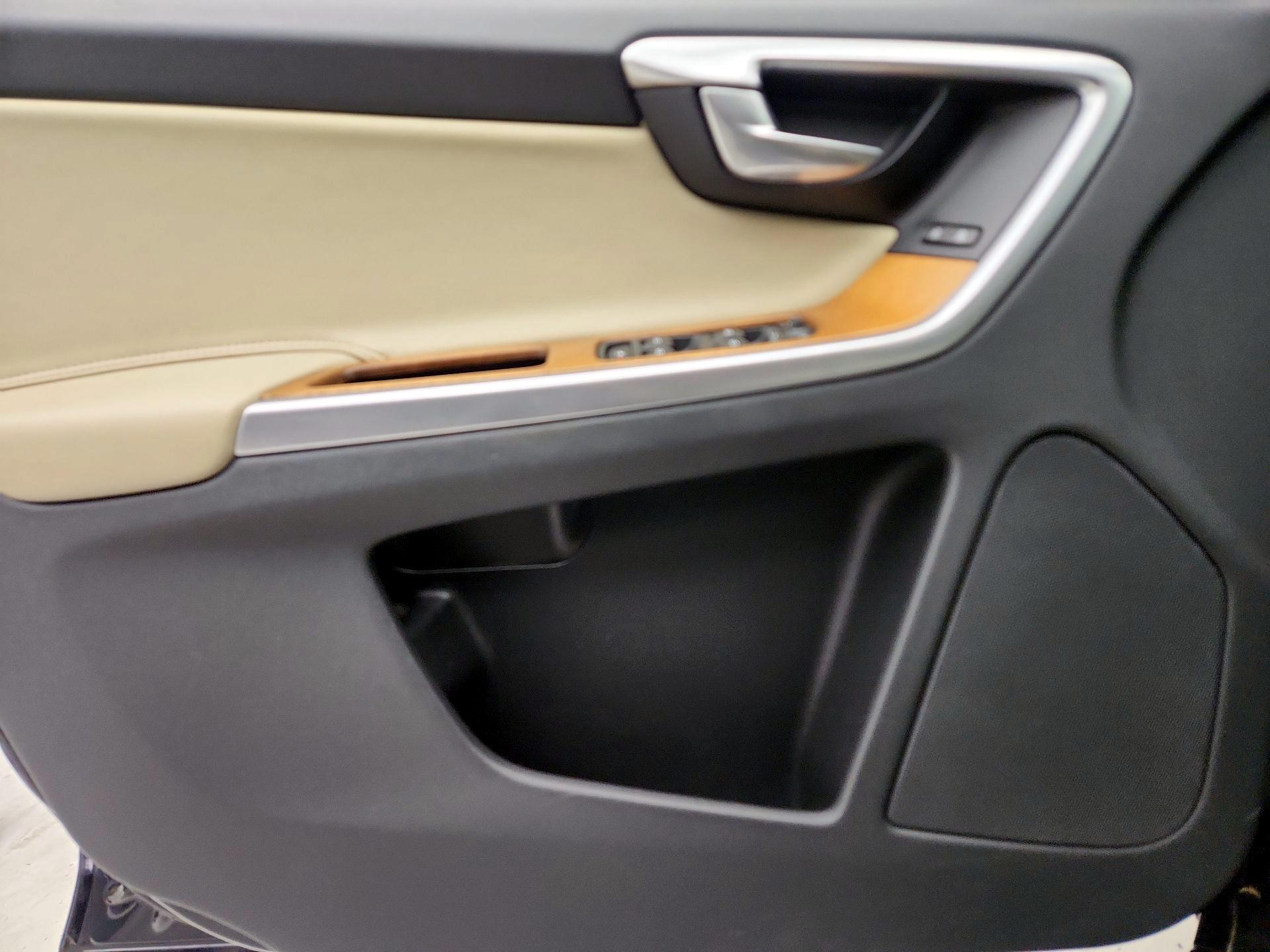 Thumbnail: 2017 Volvo XC60 - 12