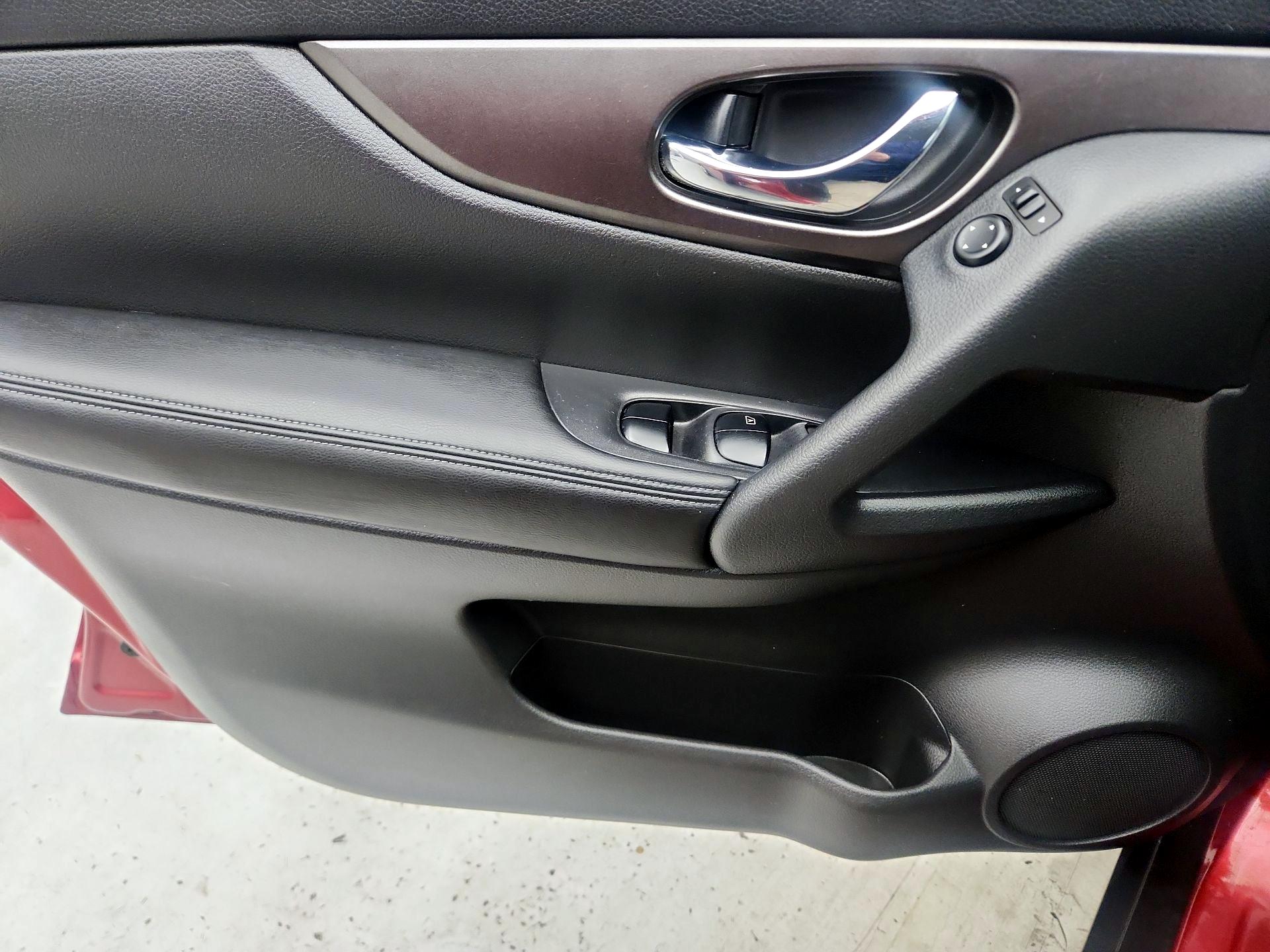 Thumbnail: 2015 Nissan Rogue - 12