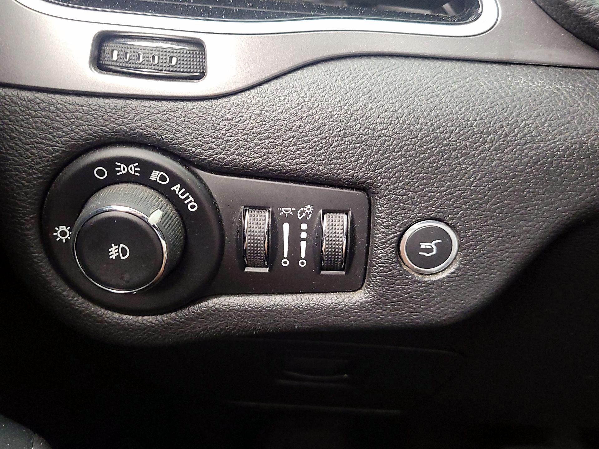 Thumbnail: 2019 Jeep Cherokee - 13