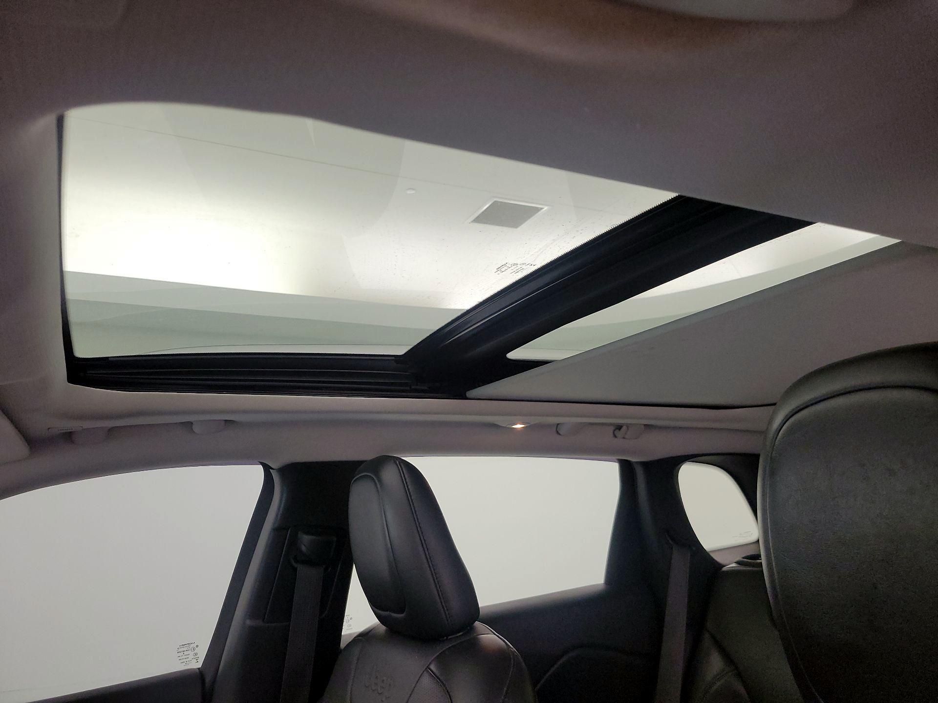 Thumbnail: 2019 Jeep Cherokee - 20