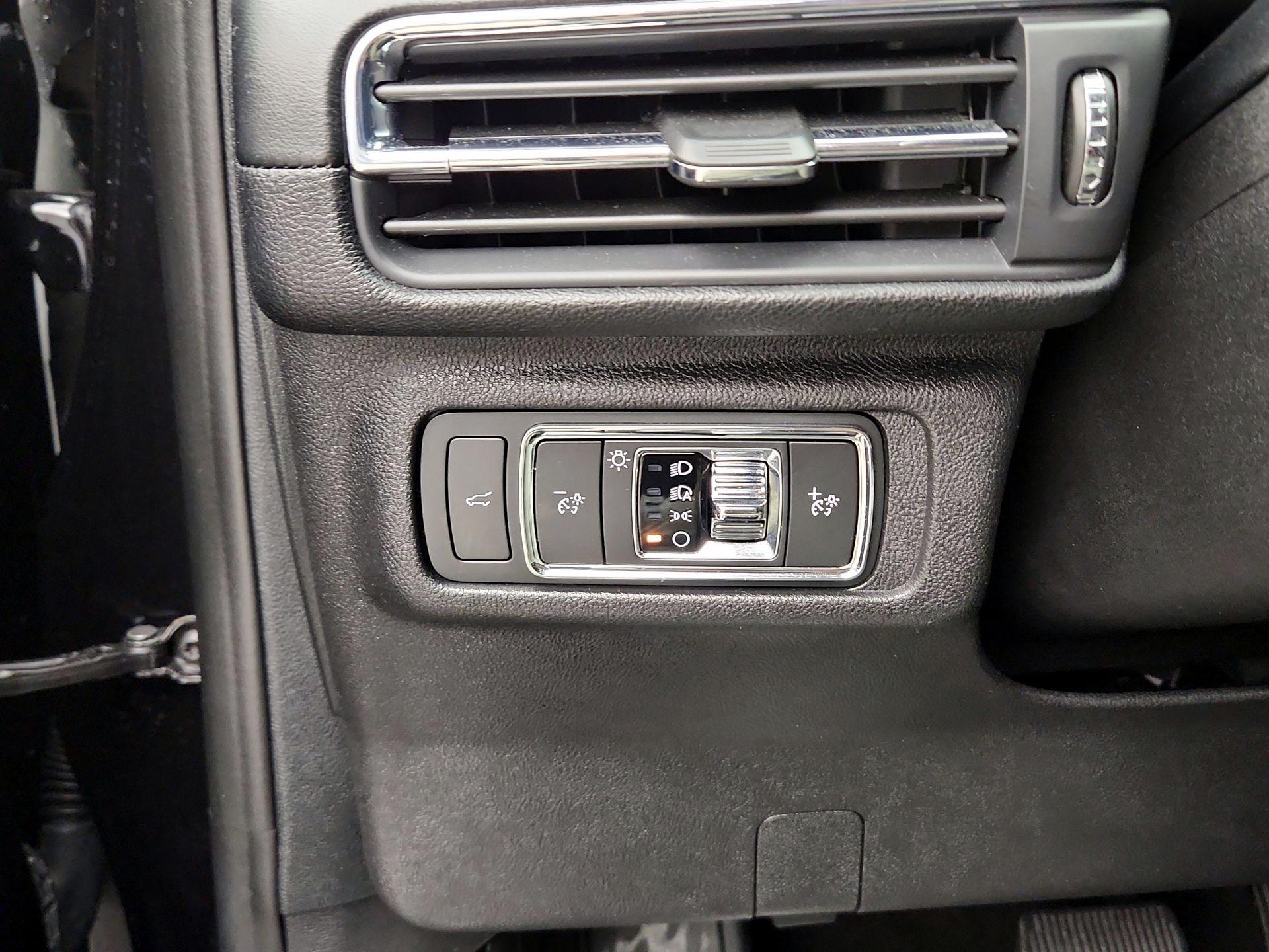 Thumbnail: 2022 Lincoln Corsair - 13