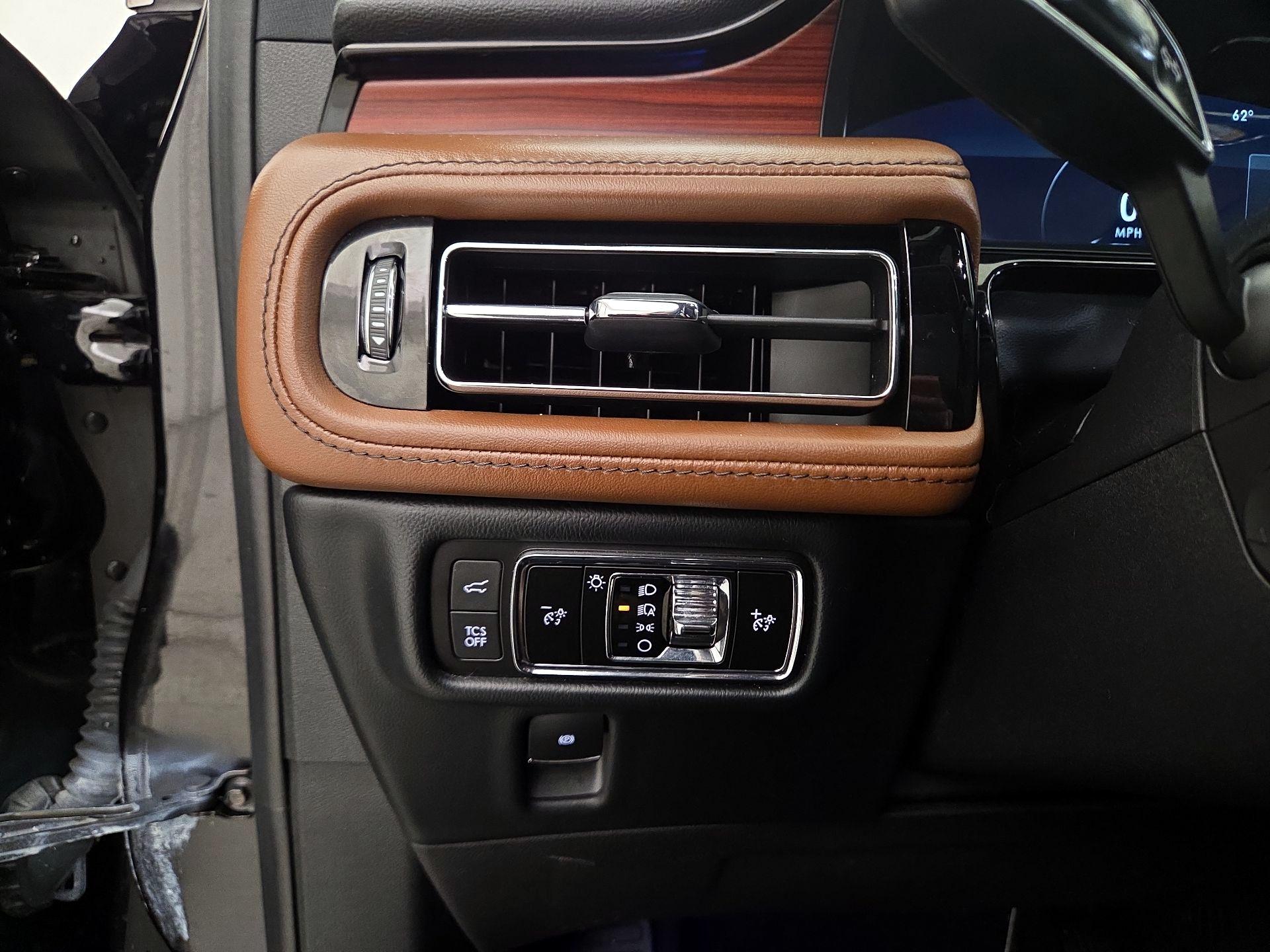 Thumbnail: 2023 Lincoln Nautilus - 13