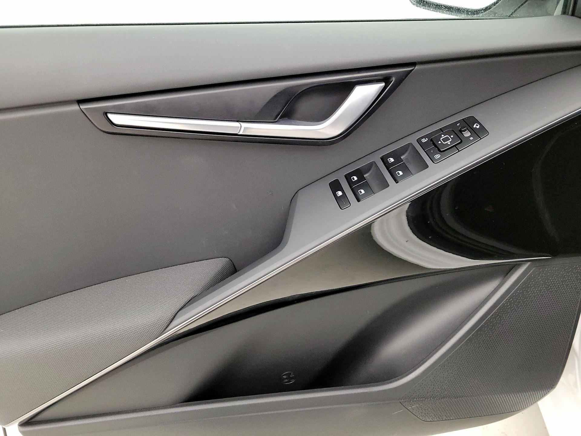 Thumbnail: 2023 Kia Niro - 12