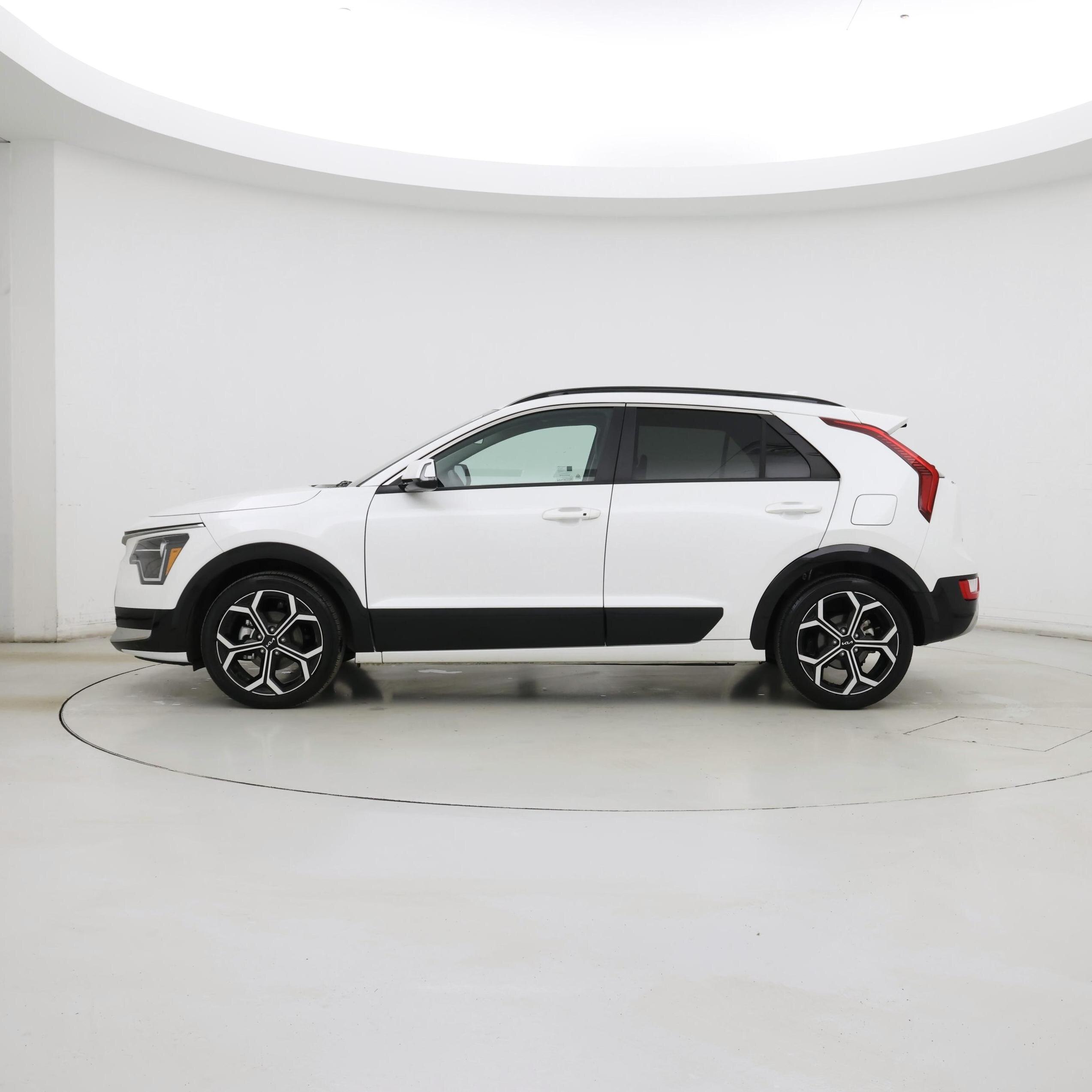 Thumbnail: 2023 Kia Niro - 3