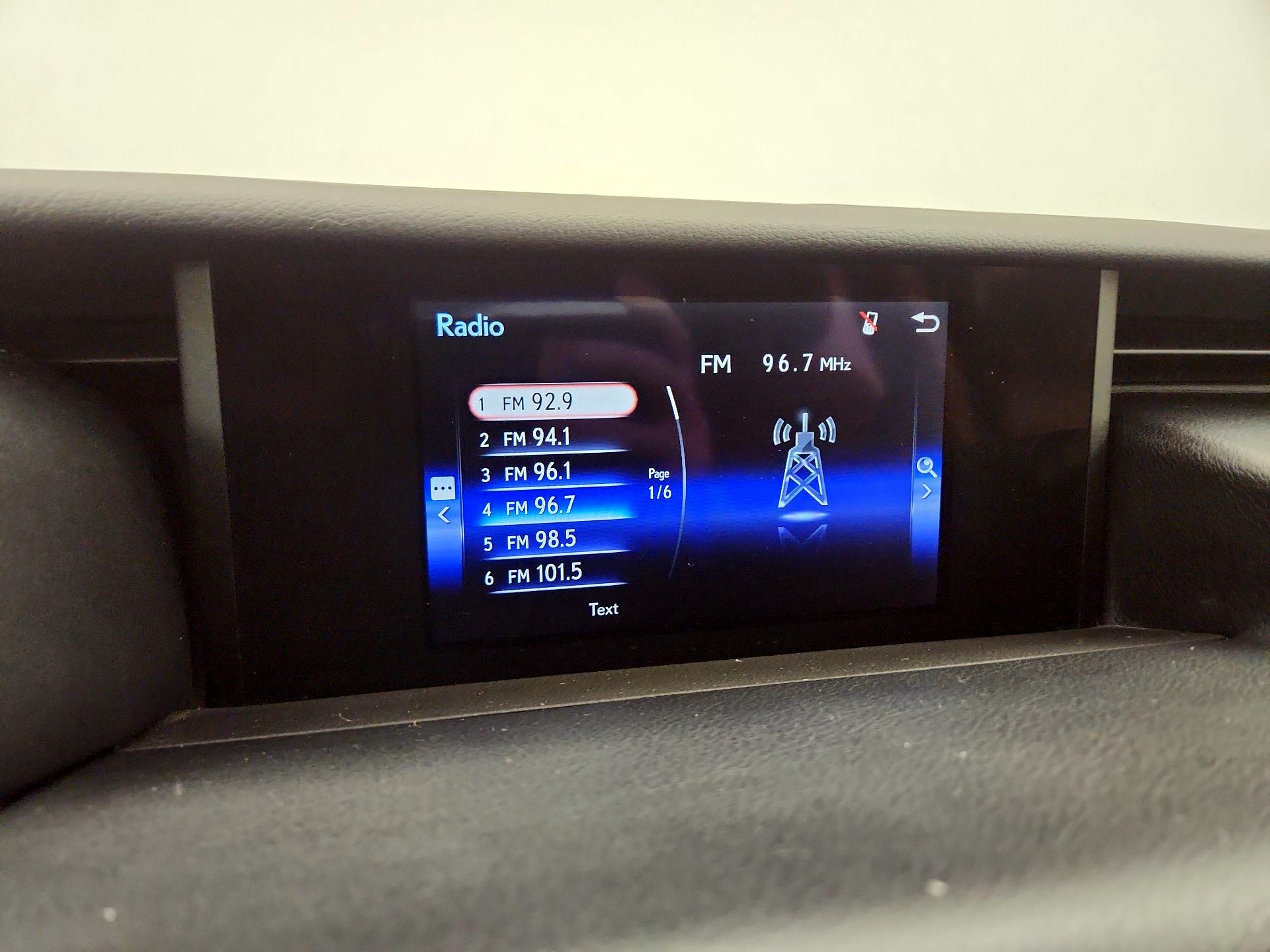 Thumbnail: 2019 Lexus IS - 15