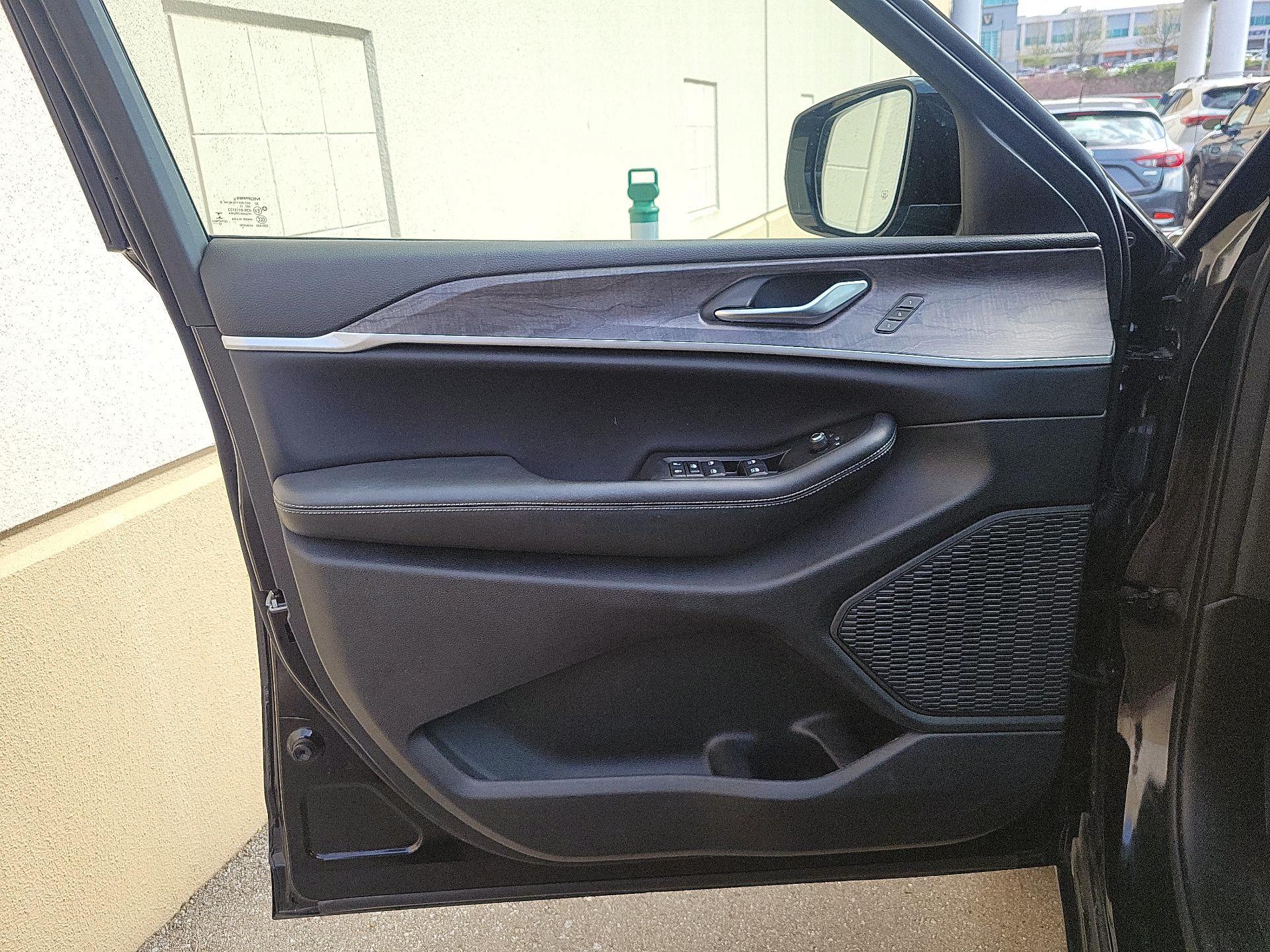 Thumbnail: 2023 Jeep Grand Cherokee - 10