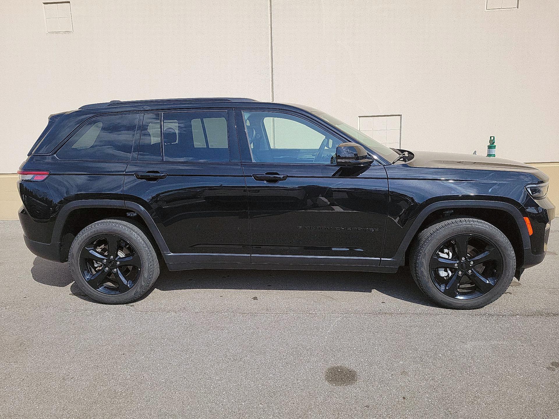 Thumbnail: 2023 Jeep Grand Cherokee - 4