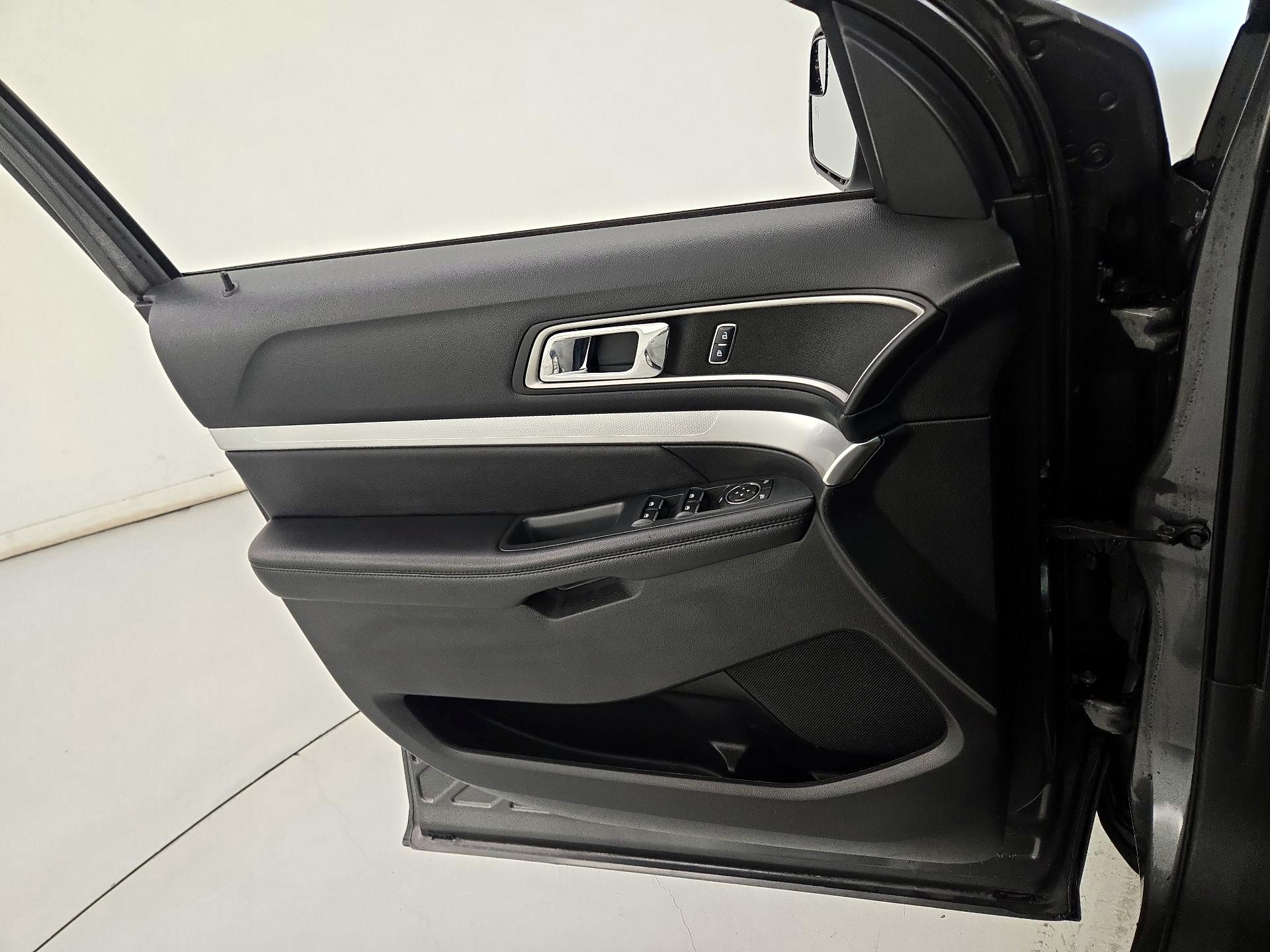 Thumbnail: 2016 Ford Explorer - 12