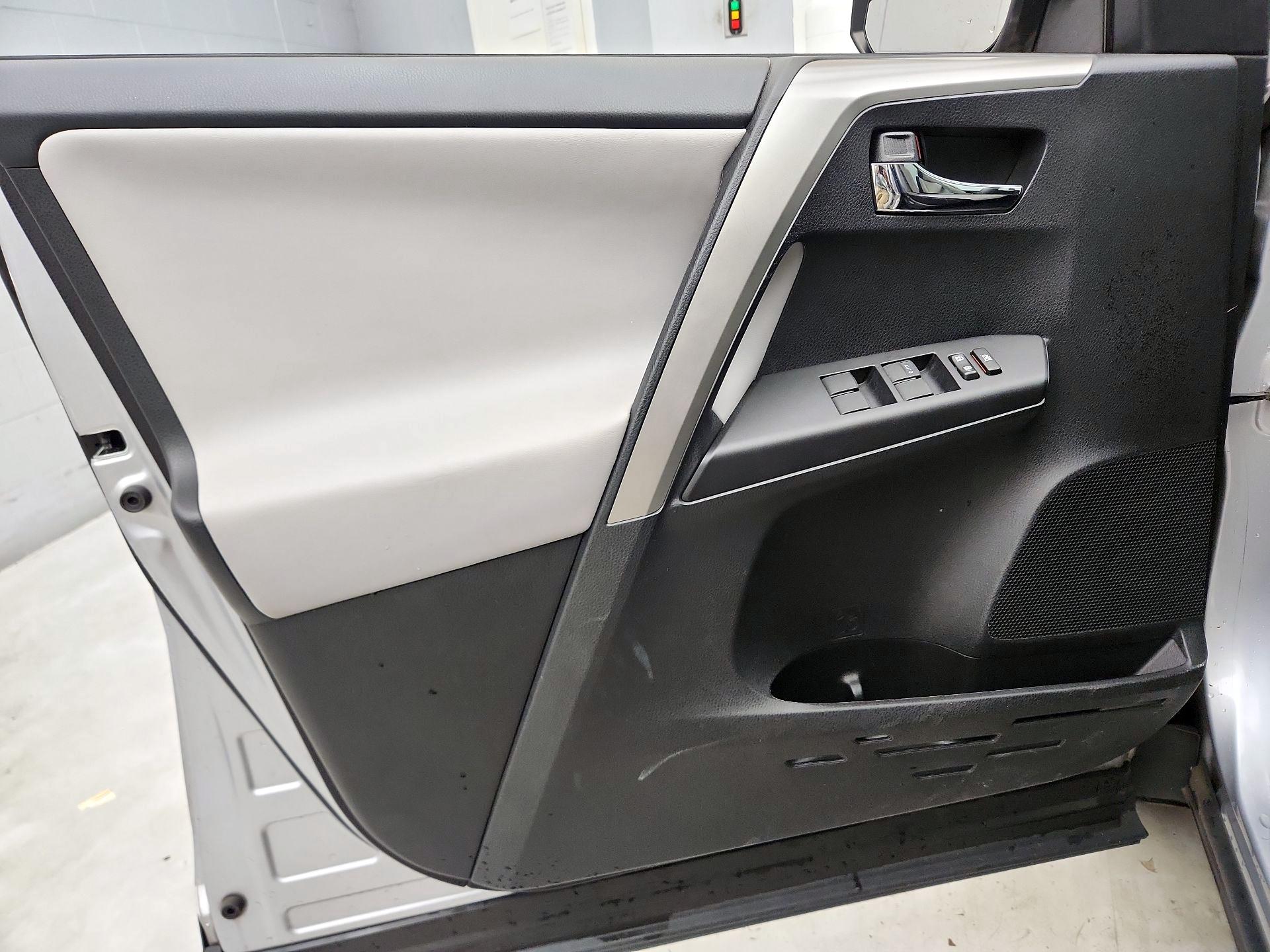 Thumbnail: 2016 Toyota RAV4 - 12