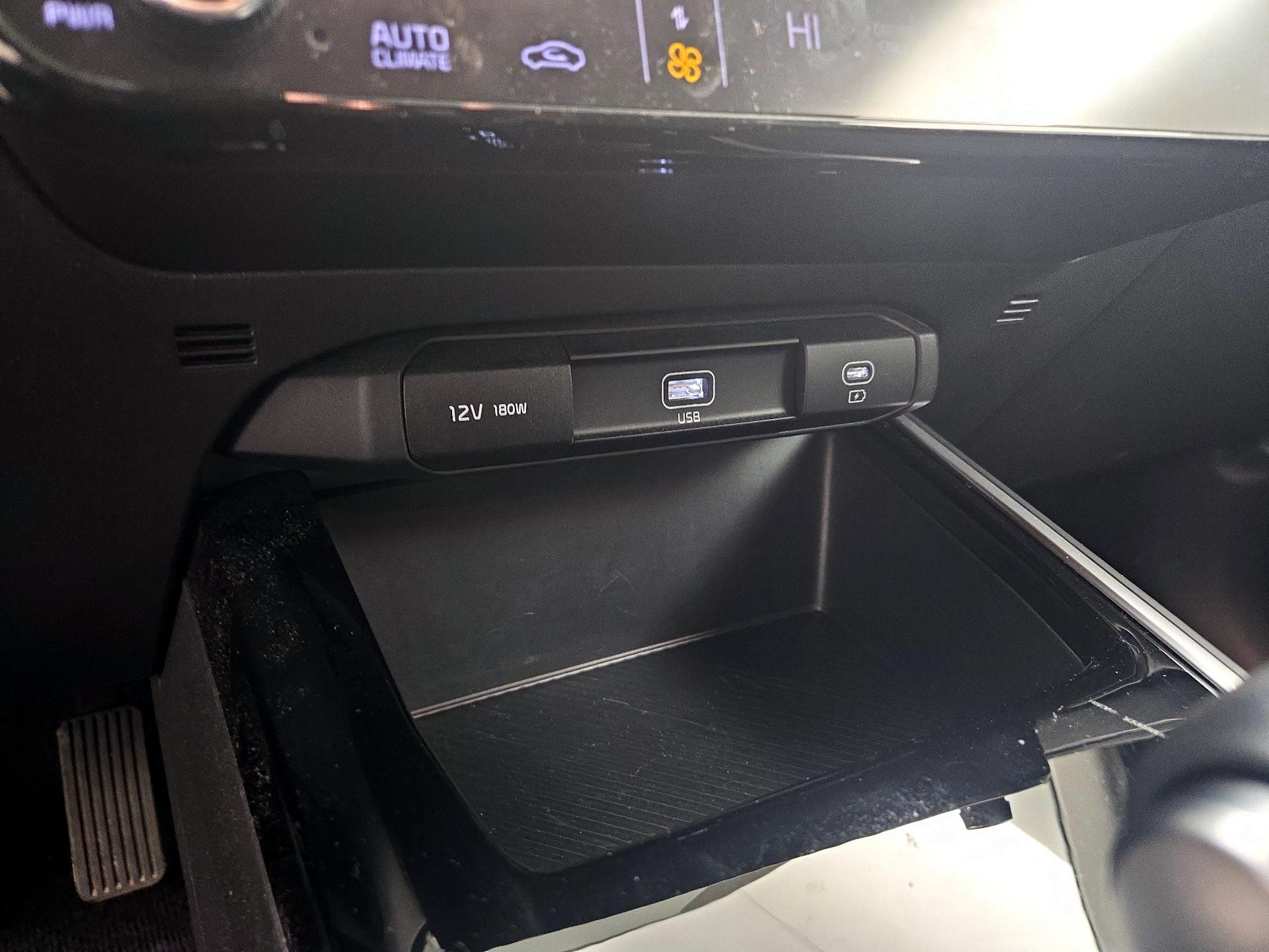 Thumbnail: 2023 Kia Niro - 18