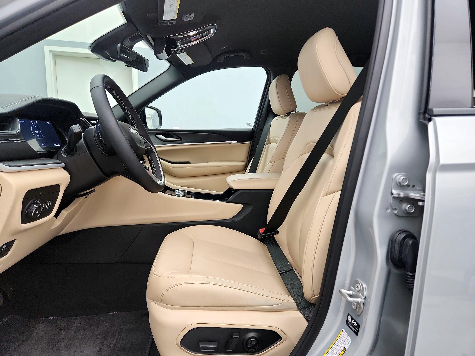 Thumbnail: 2025 Jeep Grand Cherokee - 11