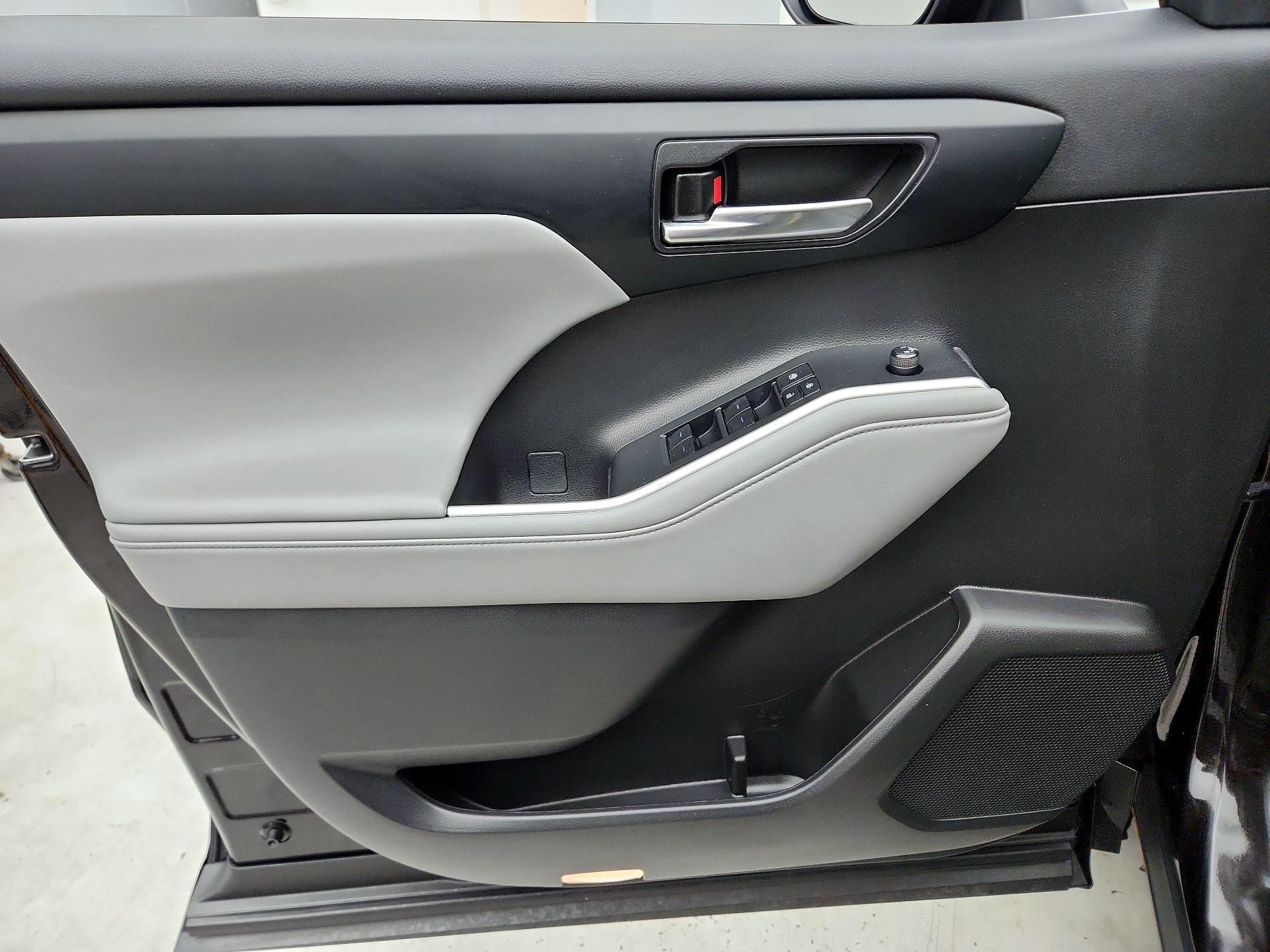 Thumbnail: 2022 Toyota Highlander - 12