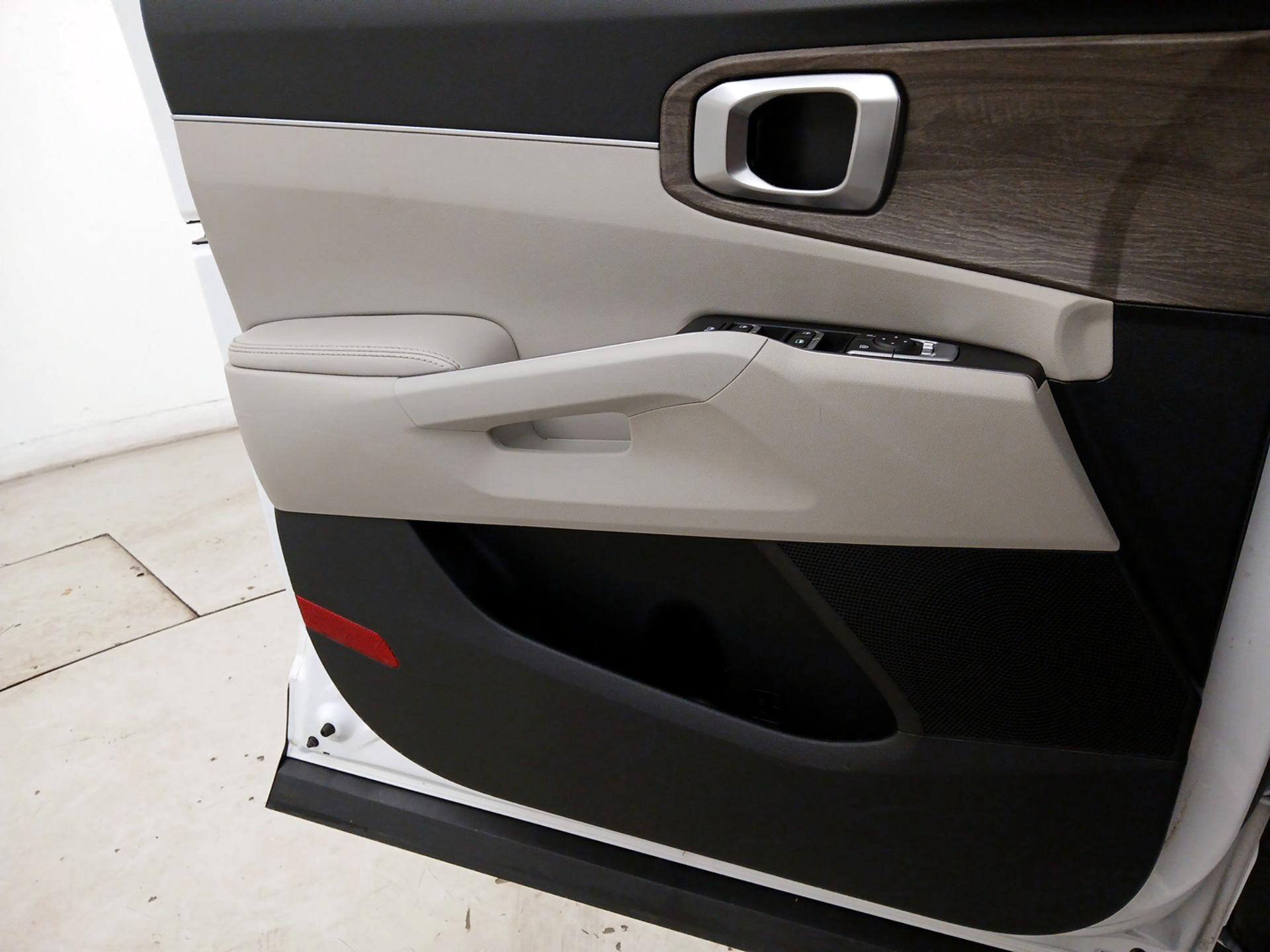 Thumbnail: 2023 Kia Sorento - 12