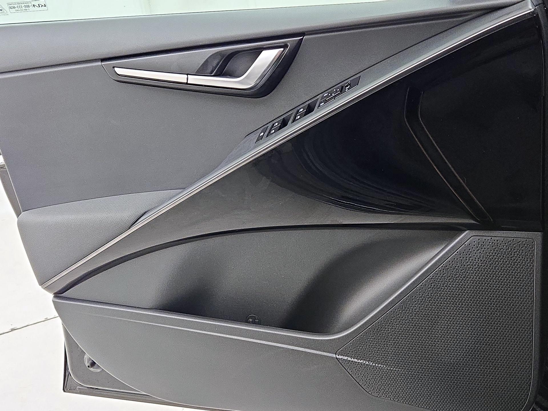 Thumbnail: 2023 Kia Niro - 12