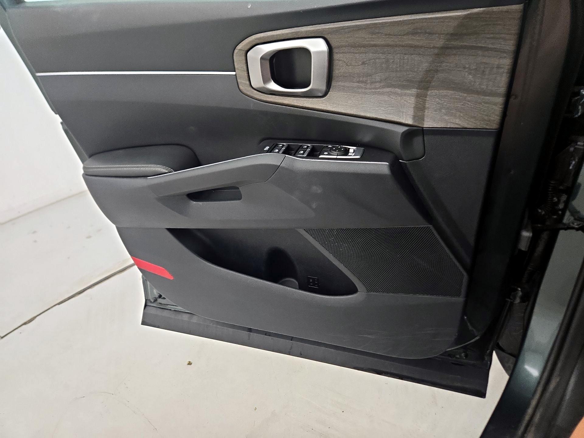 Thumbnail: 2023 Kia Sorento - 12