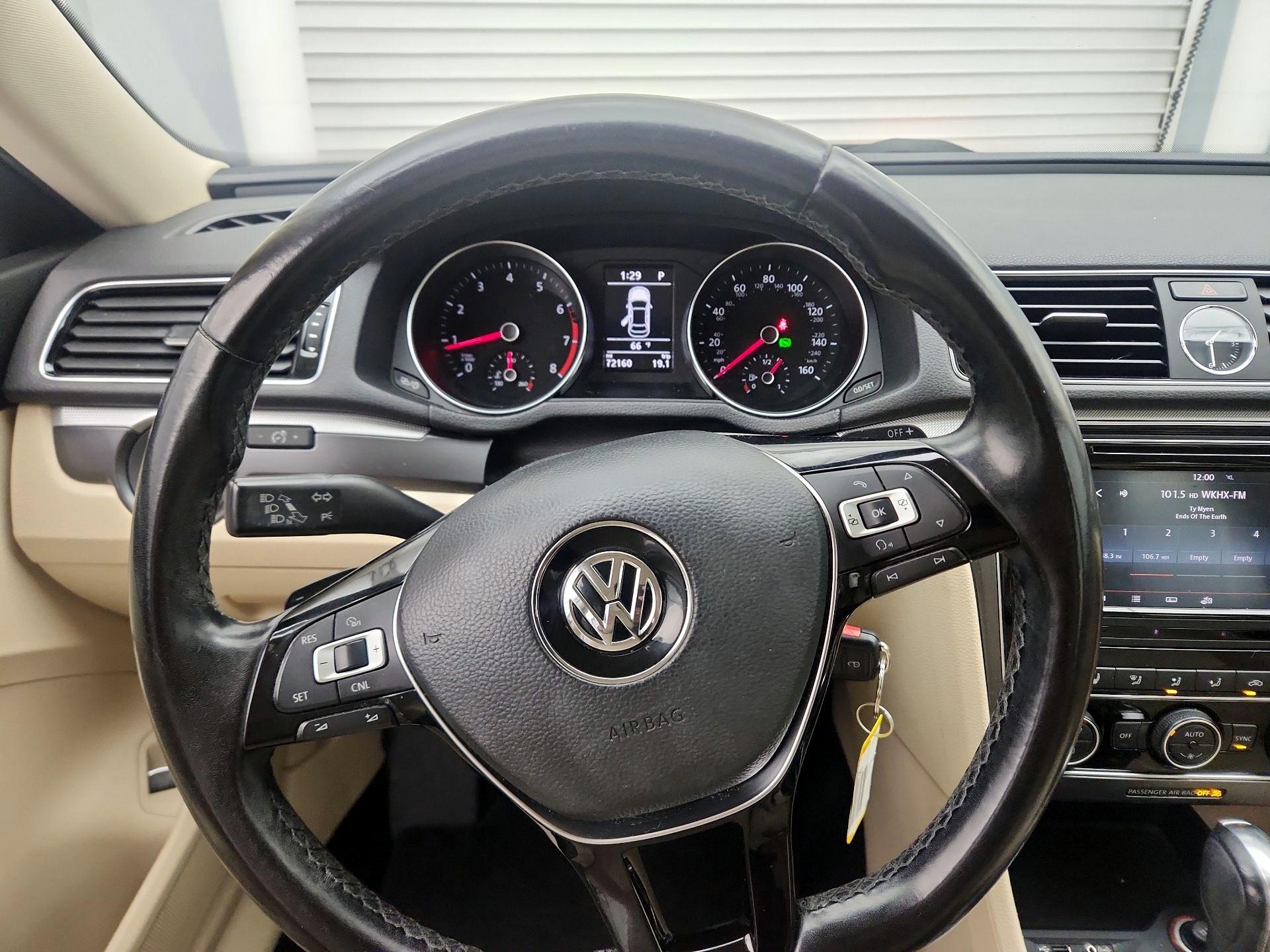 Thumbnail: 2017 Volkswagen Passat - 10