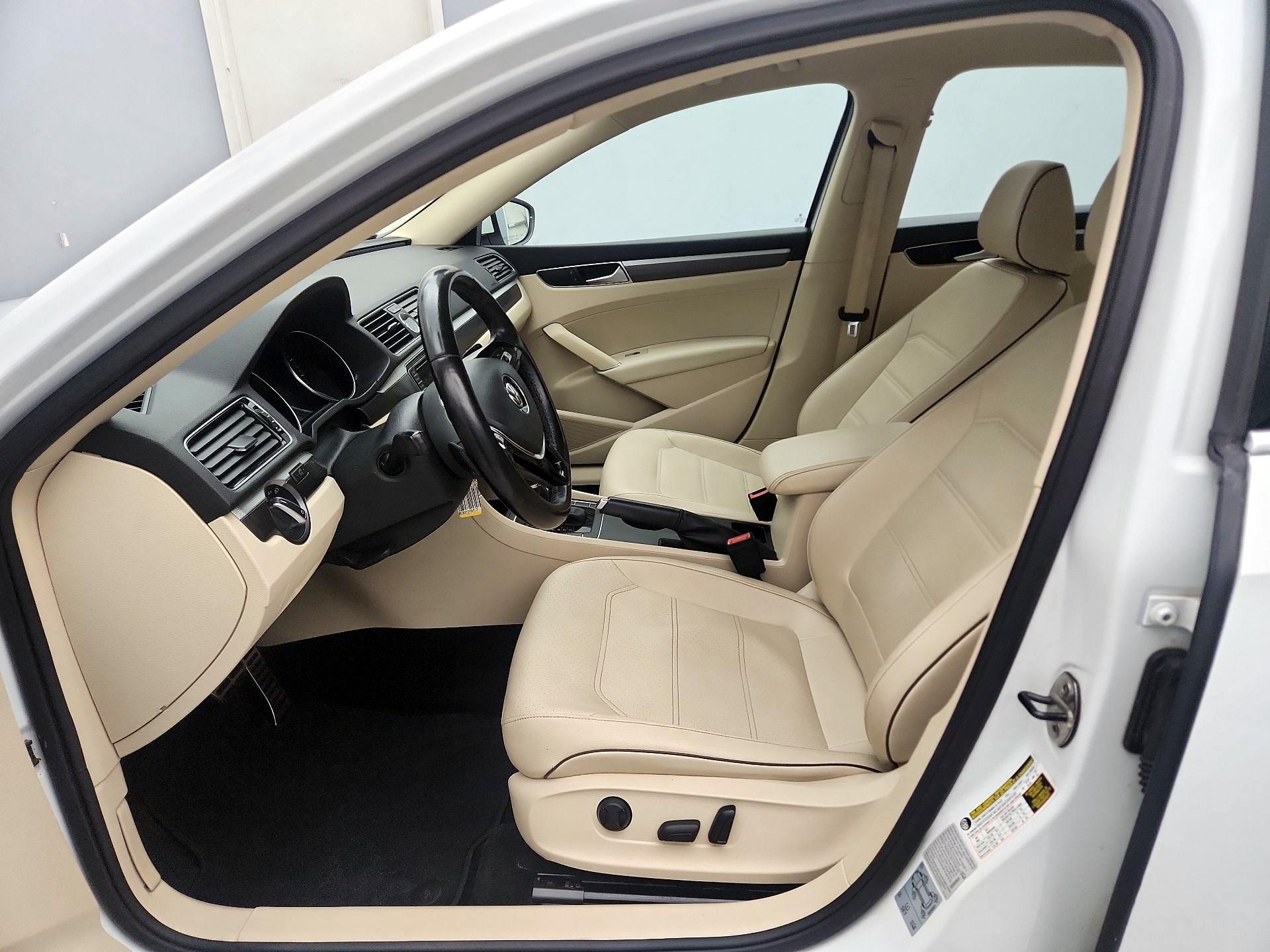 Thumbnail: 2017 Volkswagen Passat - 11