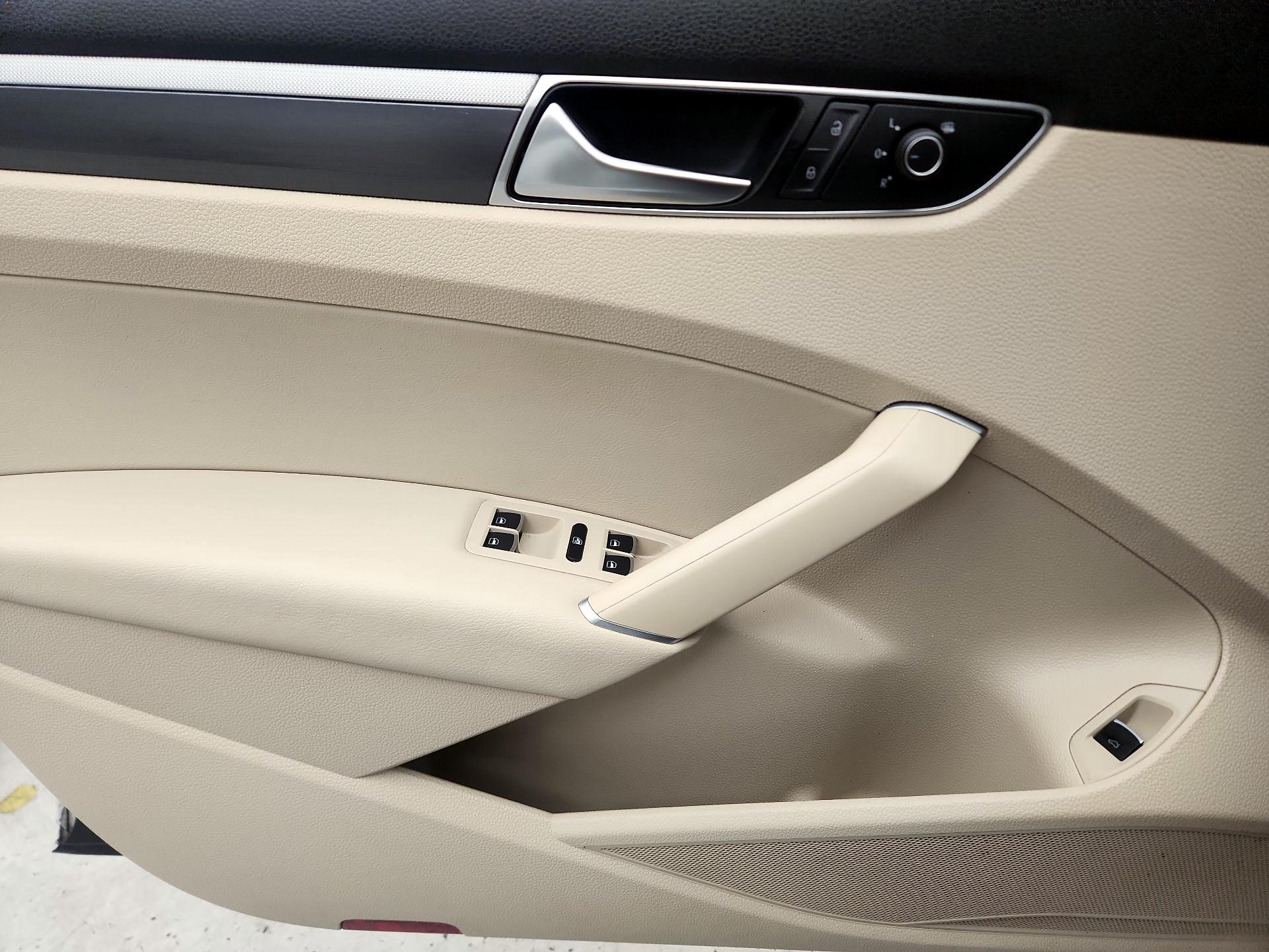 Thumbnail: 2017 Volkswagen Passat - 12