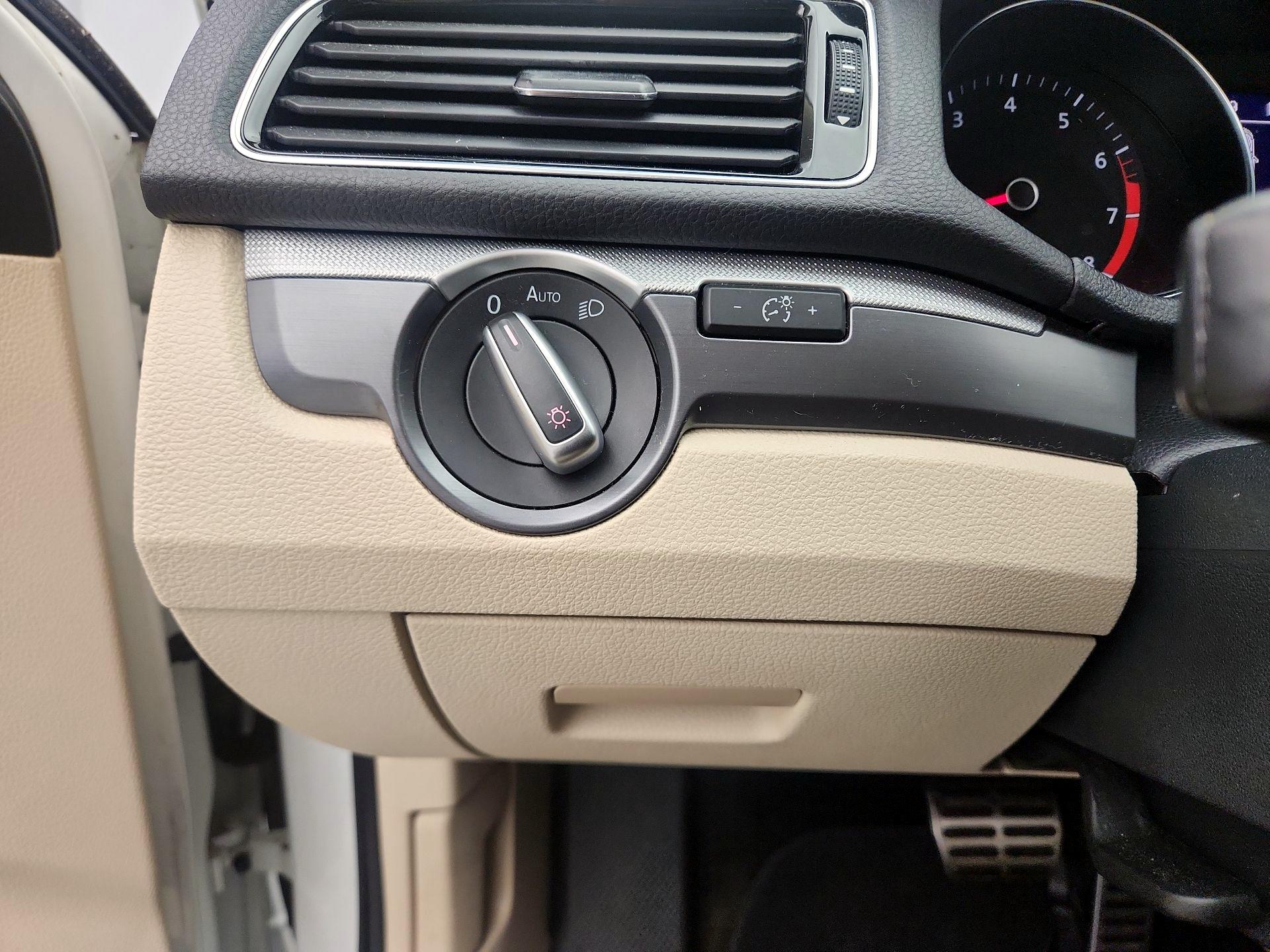 Thumbnail: 2017 Volkswagen Passat - 13