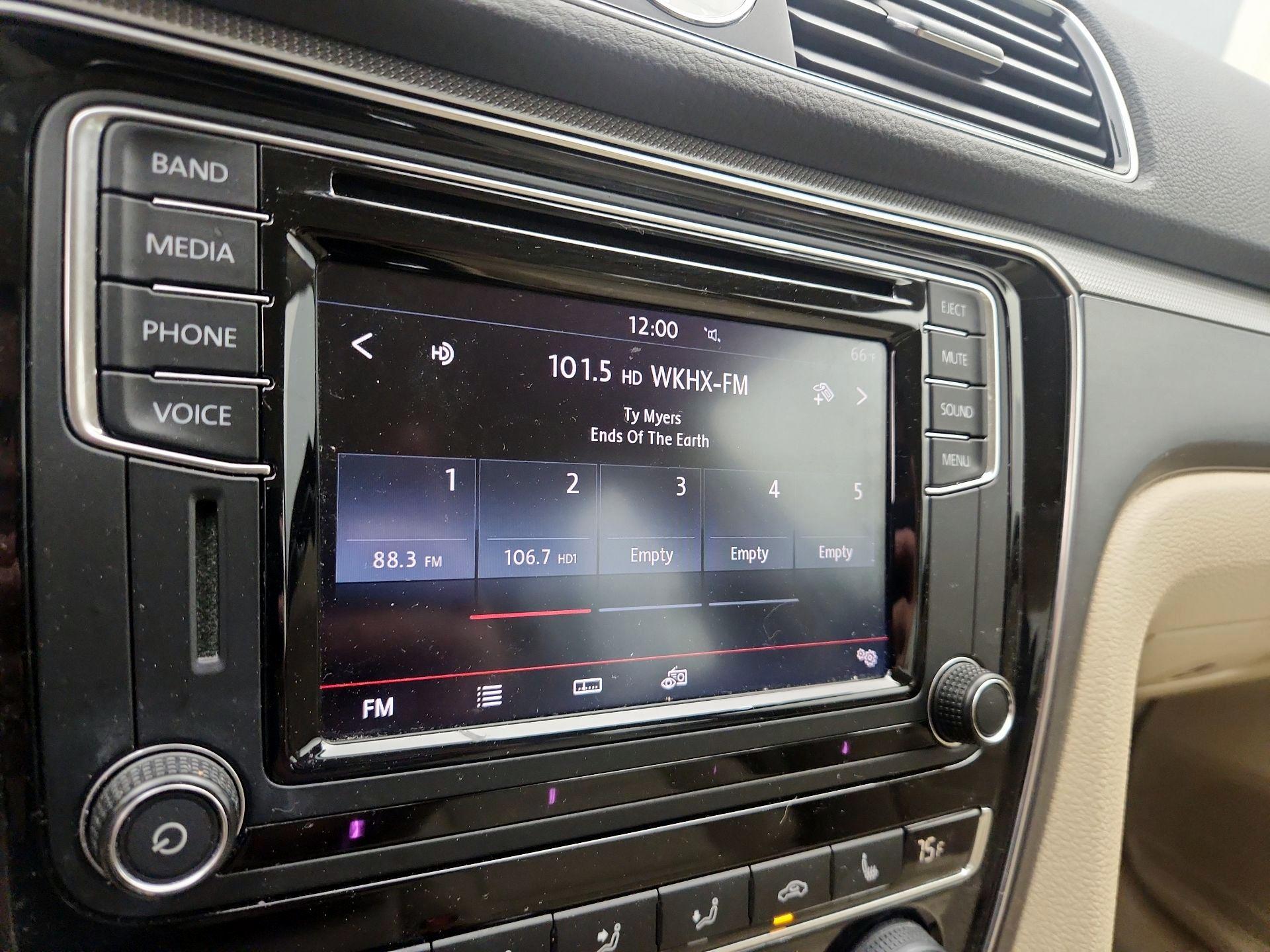 Thumbnail: 2017 Volkswagen Passat - 15