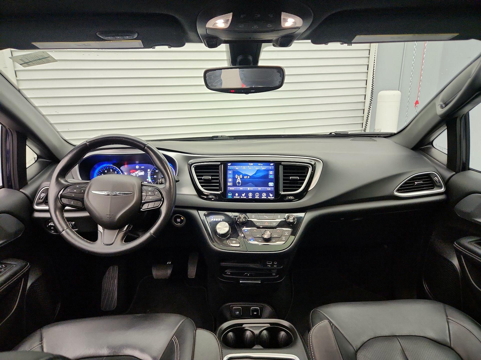 Thumbnail: 2018 Chrysler Pacifica - 9