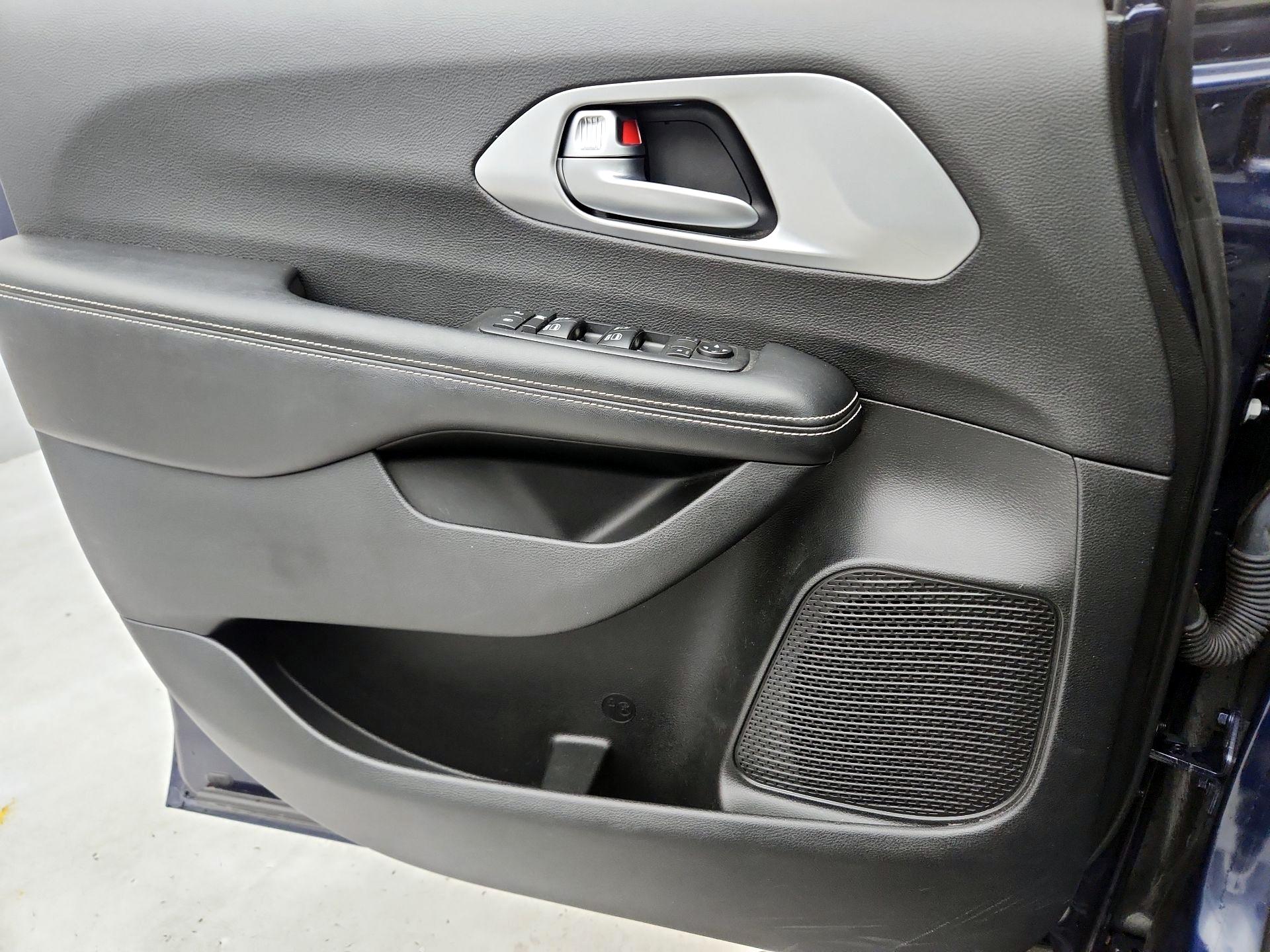 Thumbnail: 2018 Chrysler Pacifica - 12