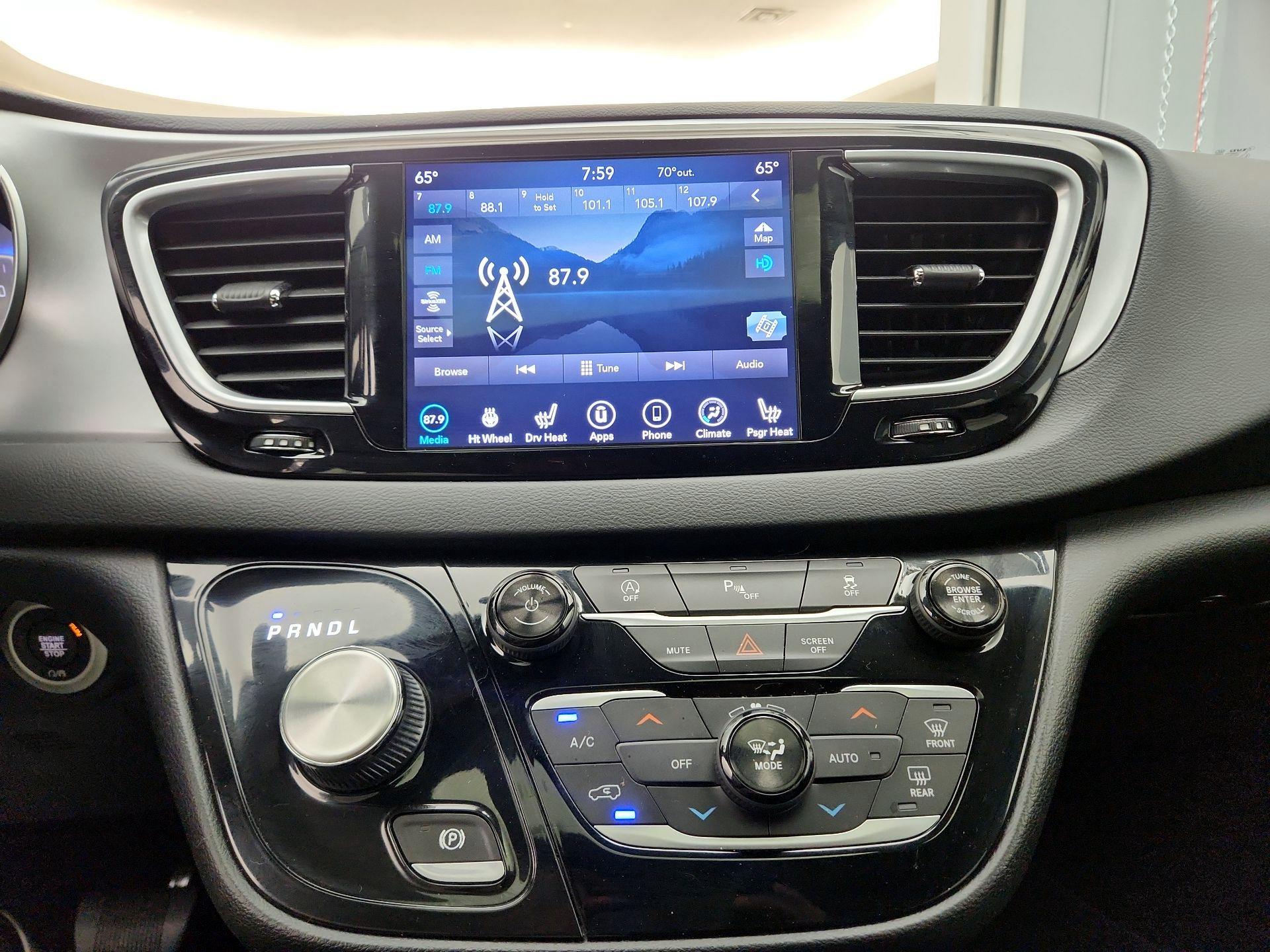 Thumbnail: 2018 Chrysler Pacifica - 15