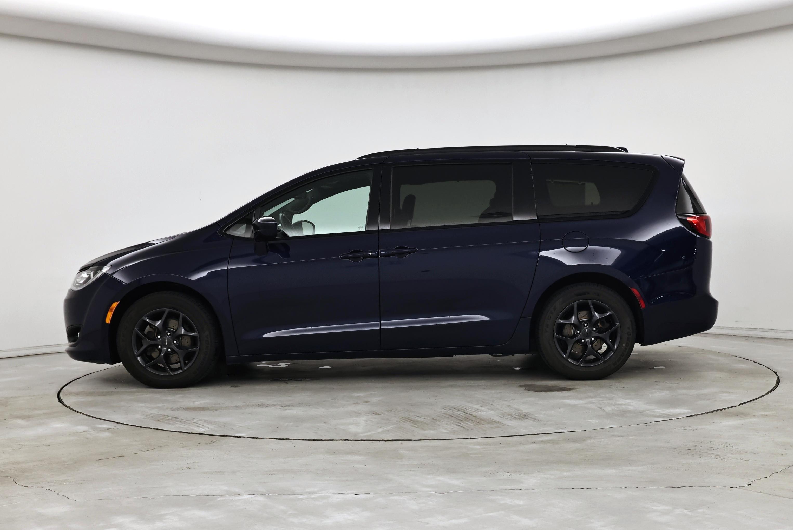 Thumbnail: 2018 Chrysler Pacifica - 3