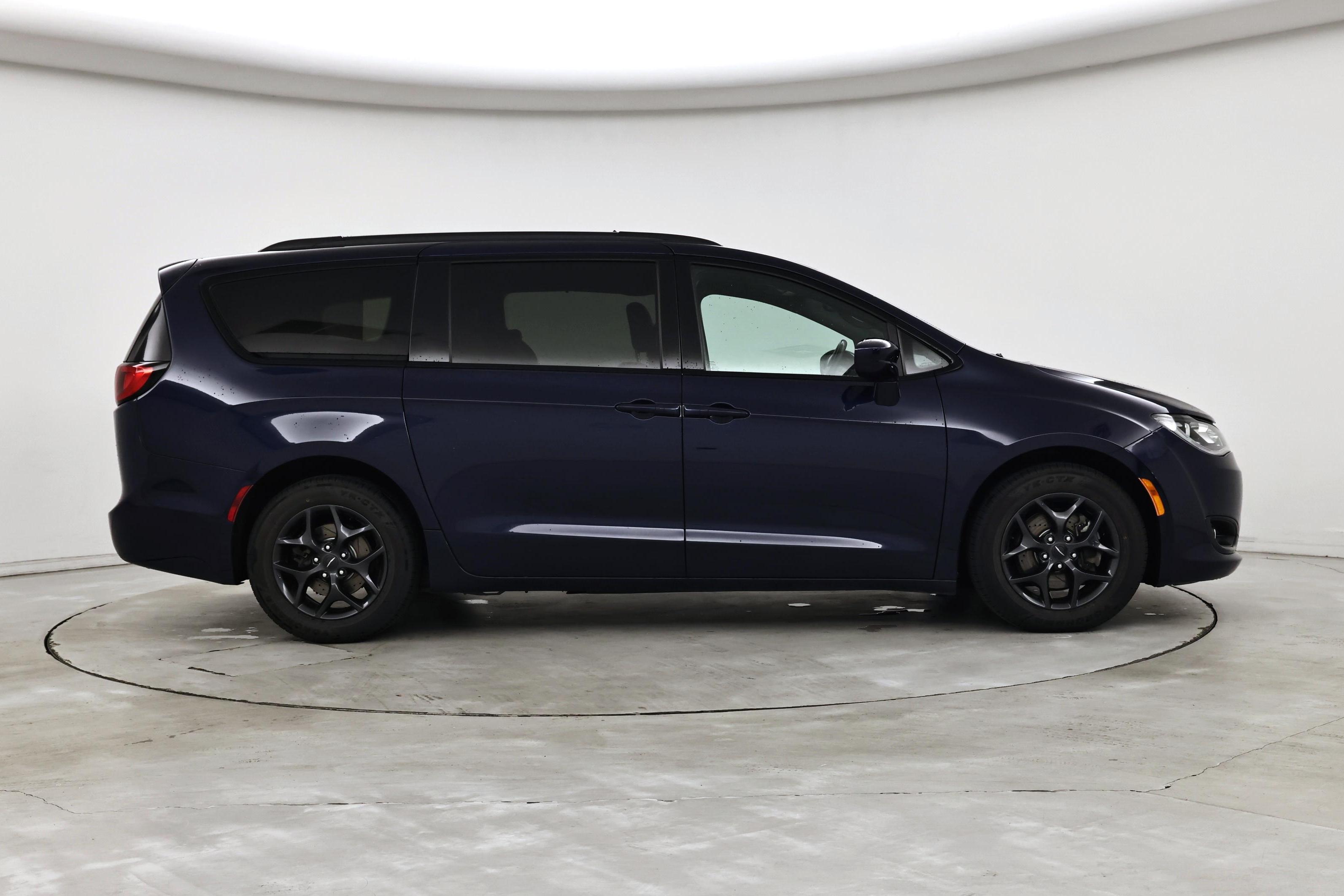 Thumbnail: 2018 Chrysler Pacifica - 7