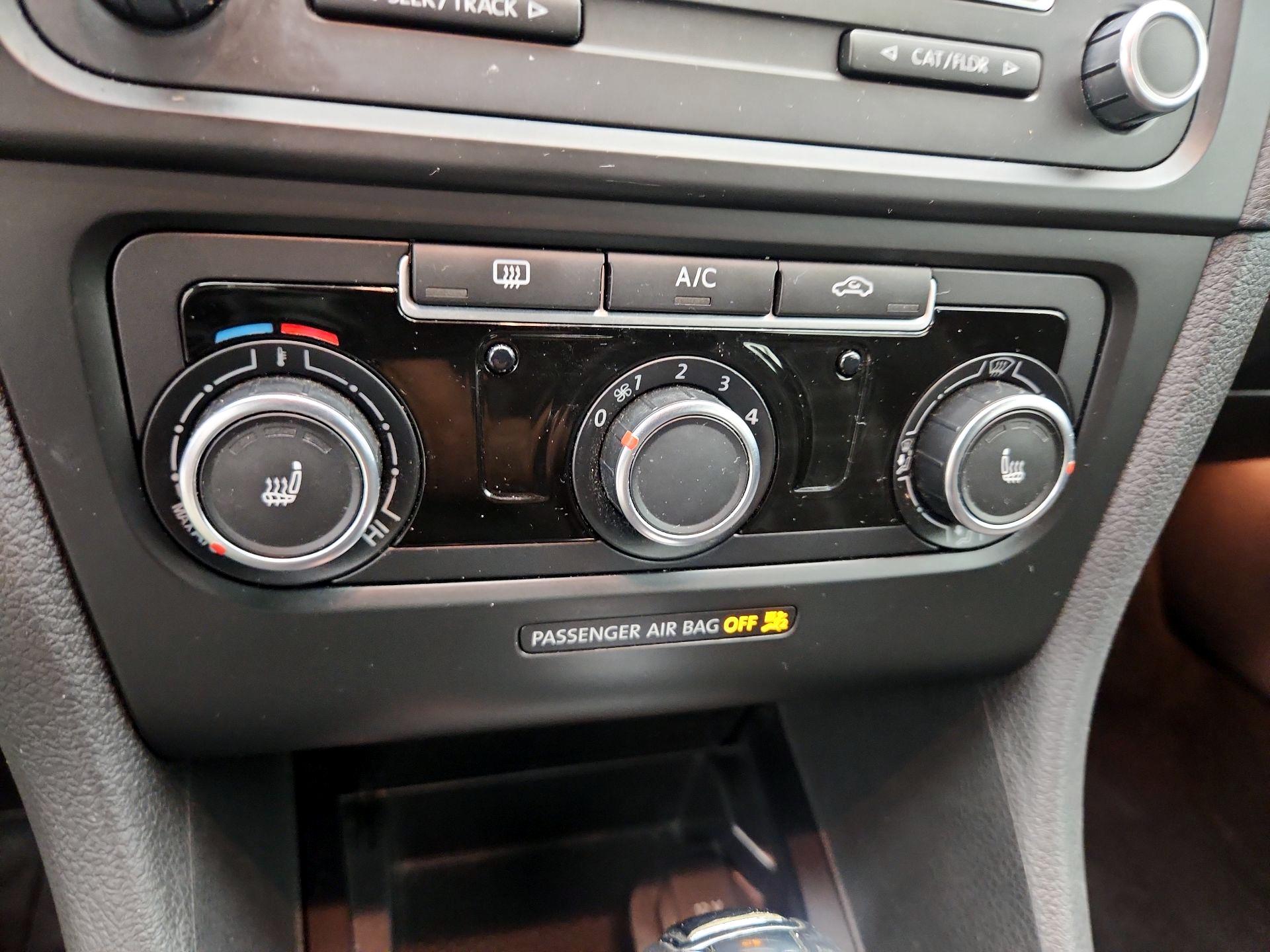 Thumbnail: 2014 Volkswagen Golf - 15
