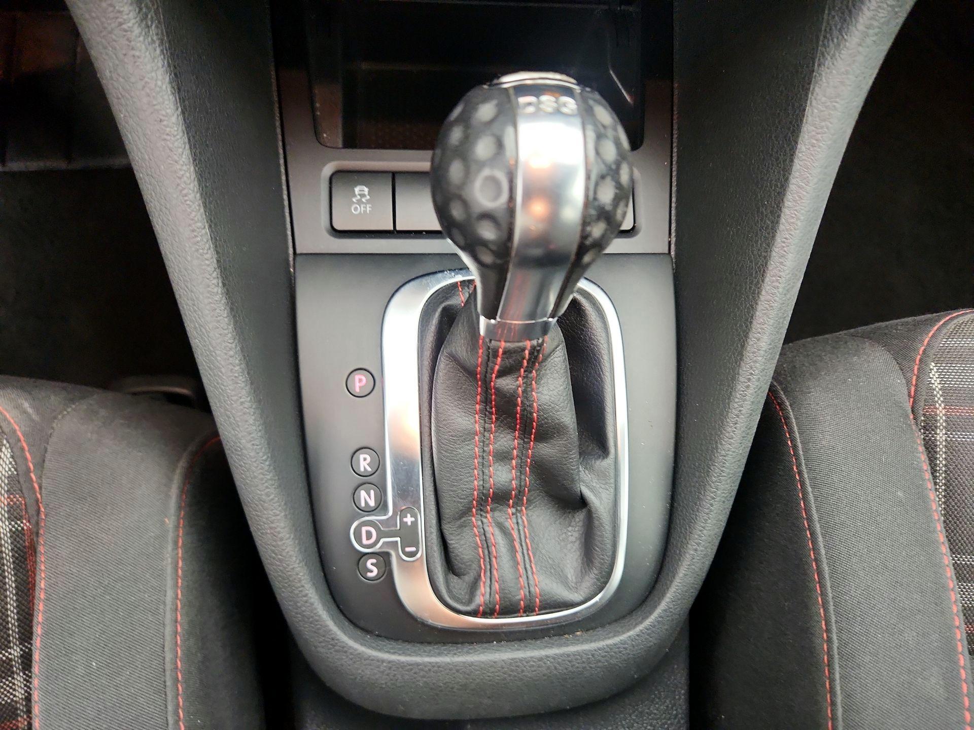 Thumbnail: 2014 Volkswagen Golf - 16